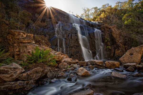 Cascata alla luce dei raggi del sole