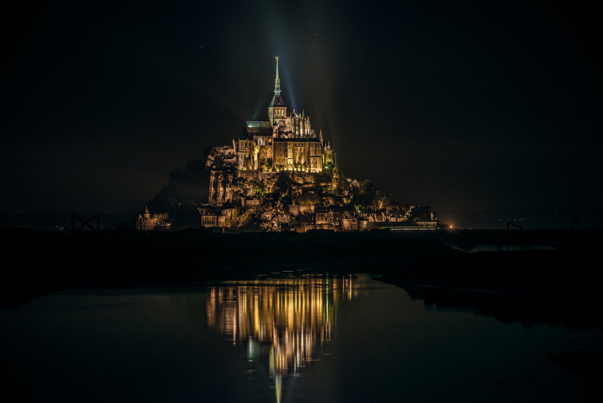 francja wyspa mont saint-michel noc oświetlenie odbicie