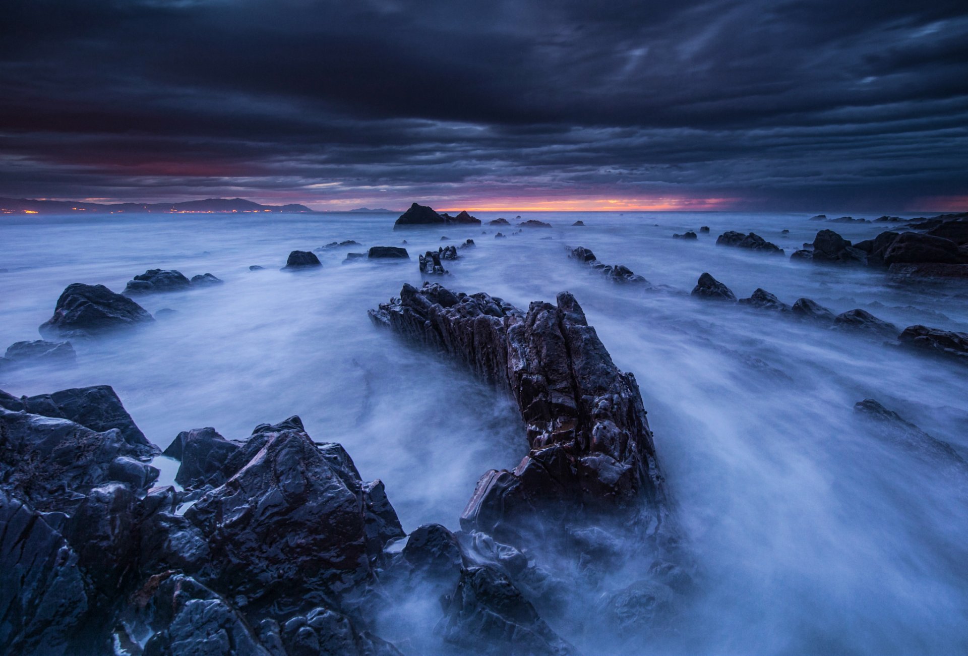 pain bay of biscay beach stones rock night twilight sunset horizon sky clouds landscape