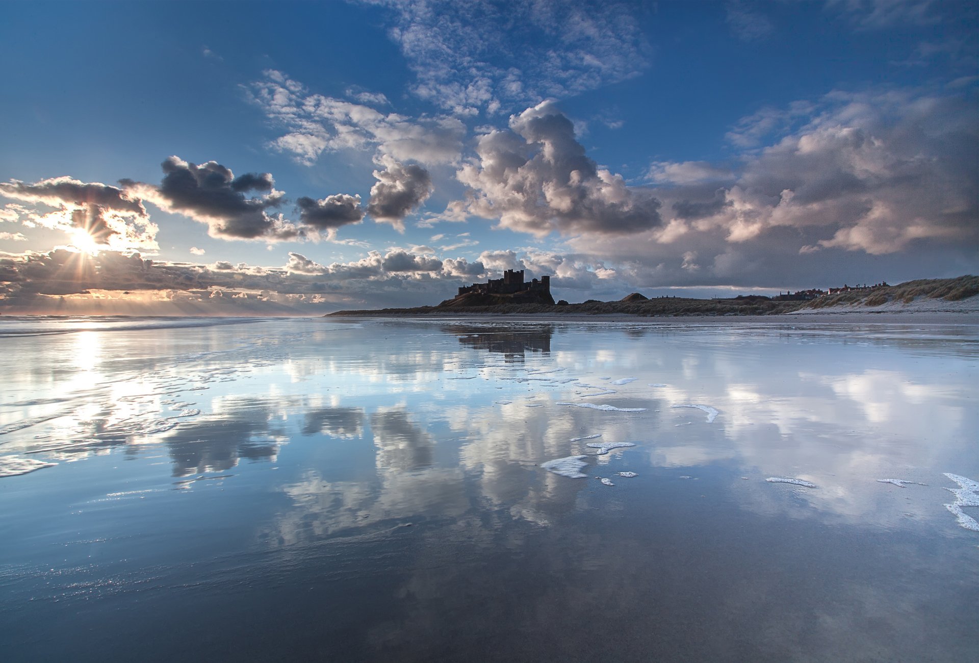 bamburgh zamek northumberland wybrzeże zamek morze mielizna chmury słońce