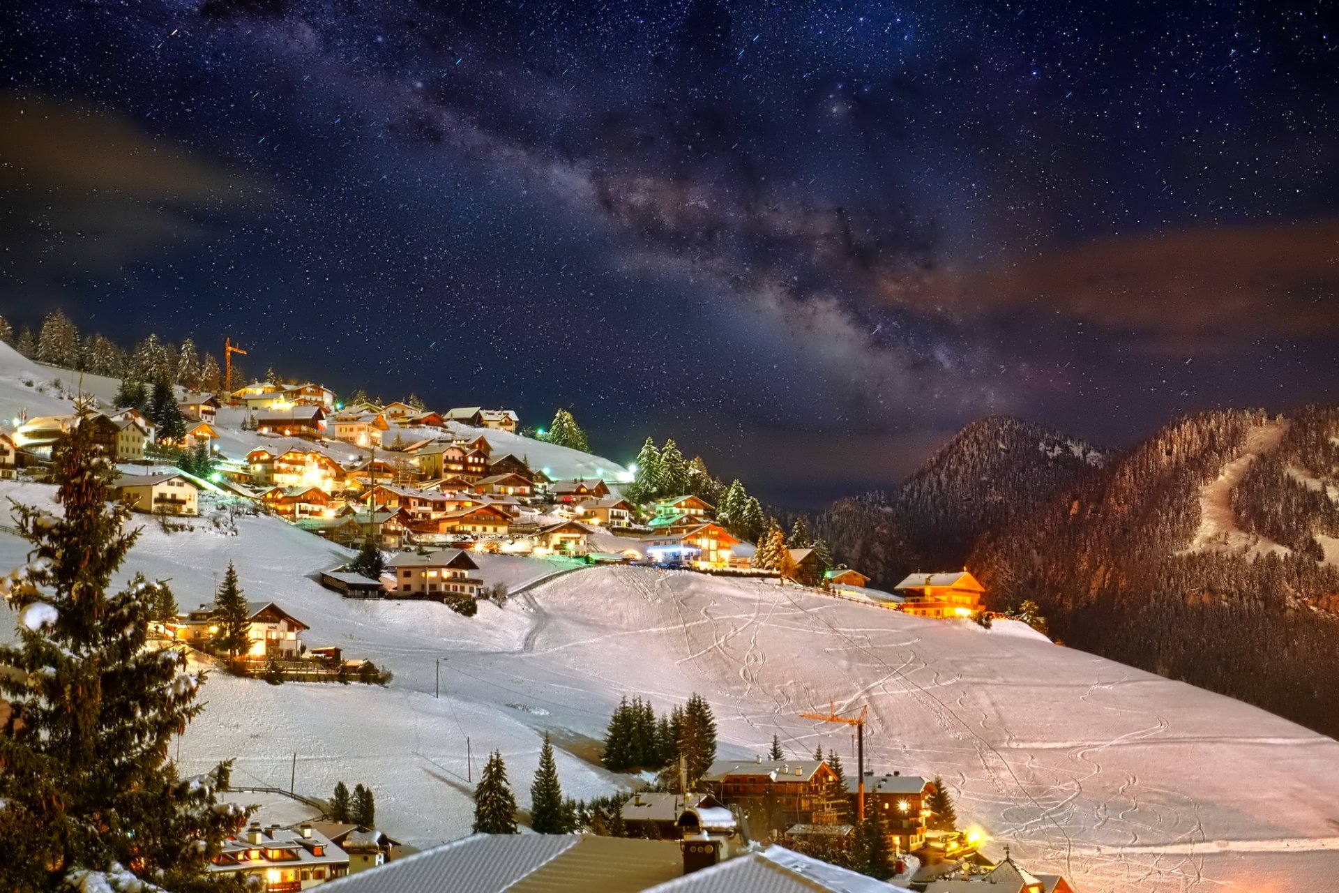 invierno montañas cielo noche estrellas nieve ciudad luces casa resort