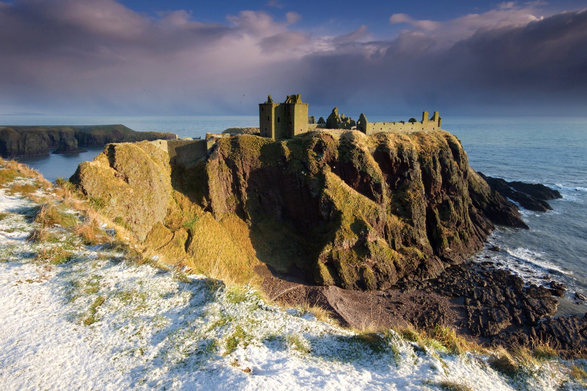 roccia castello di dunnottar dunnottar scozia mare del nord riva rocce neve cielo nuvole