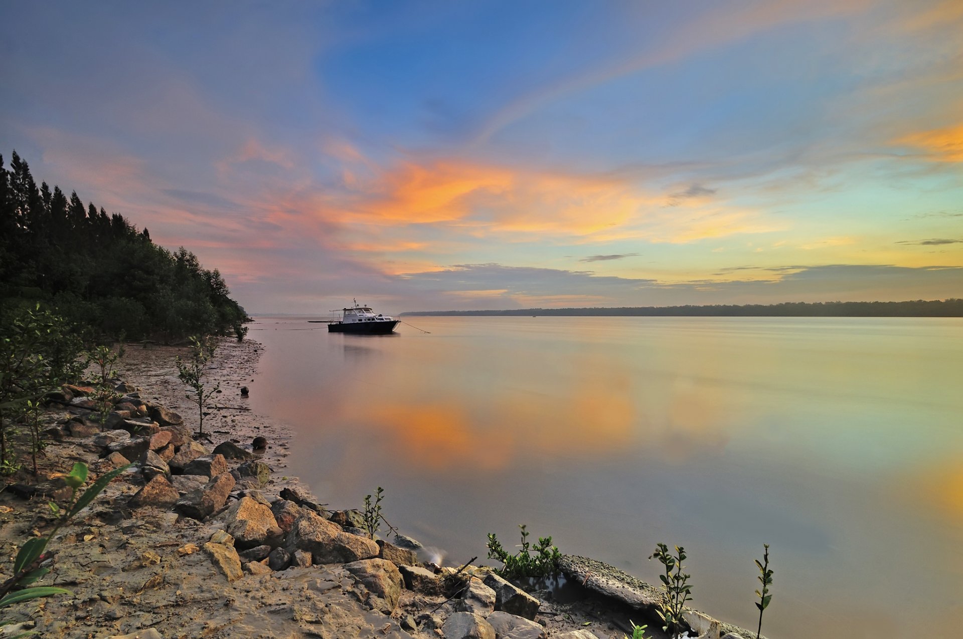 foresta fiume barca tramonto