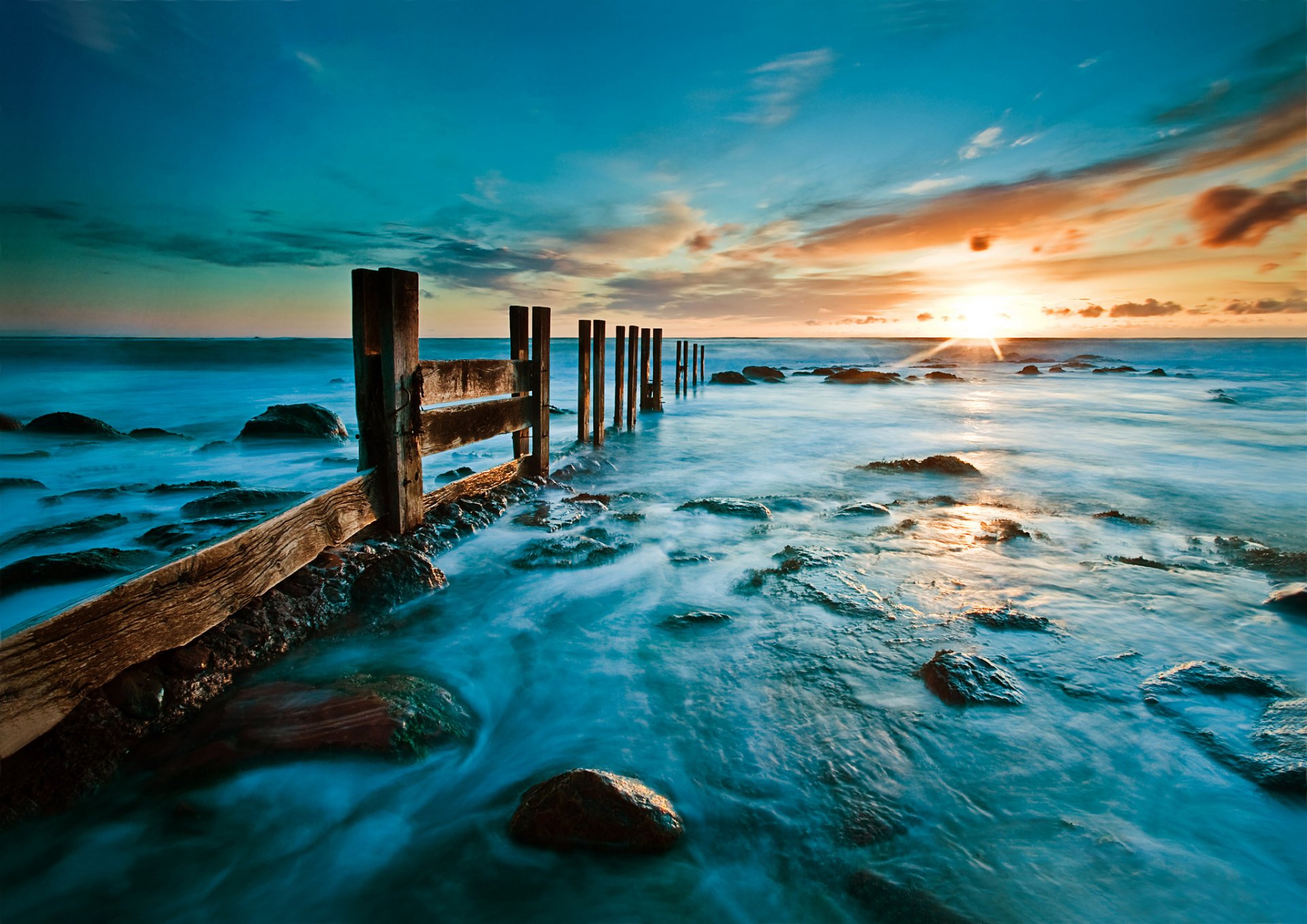 mare spiaggia pietre alba