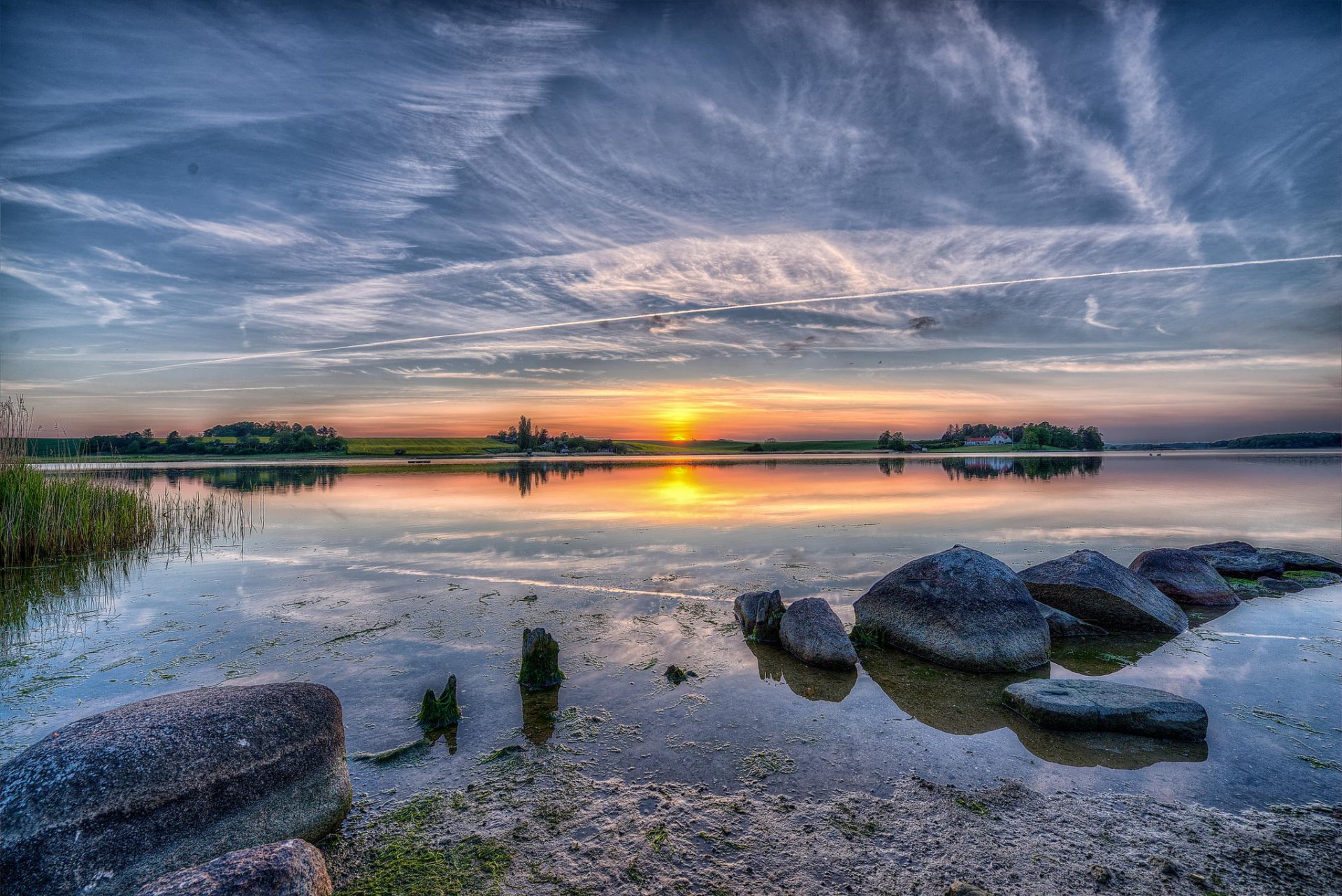 lago rocce cielo nuvole sole