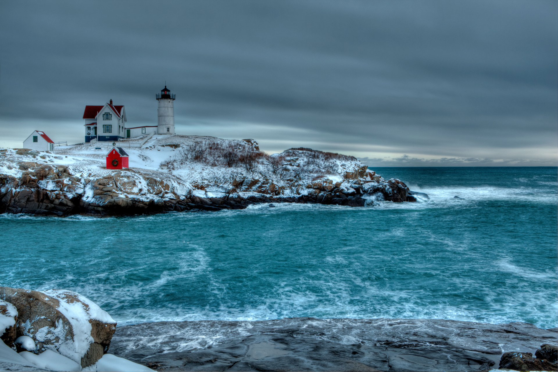 winter meer felsige küste steine leuchtturm gebäude himmel wolken