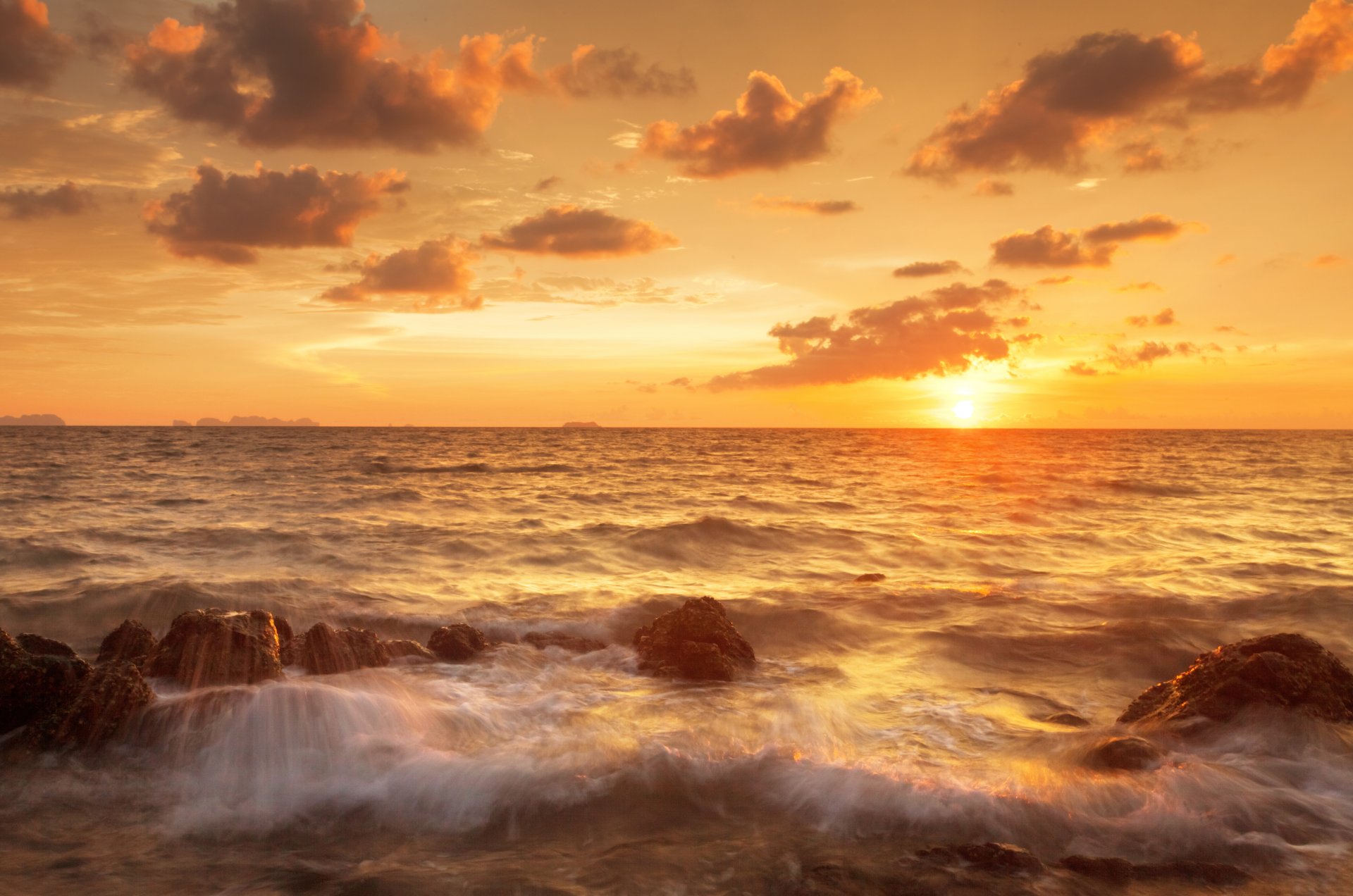 hermosa escena puesta de sol tropical mar arena costa cielo nubes naturaleza paisaje tailandia hermosa escena puesta de sol tropical