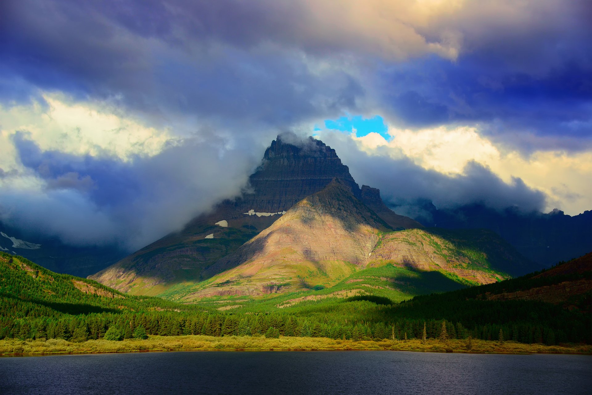 góry skaliste montana usa park narodowy glacier mount wilbur góra las jezioro niebo chmury chmury