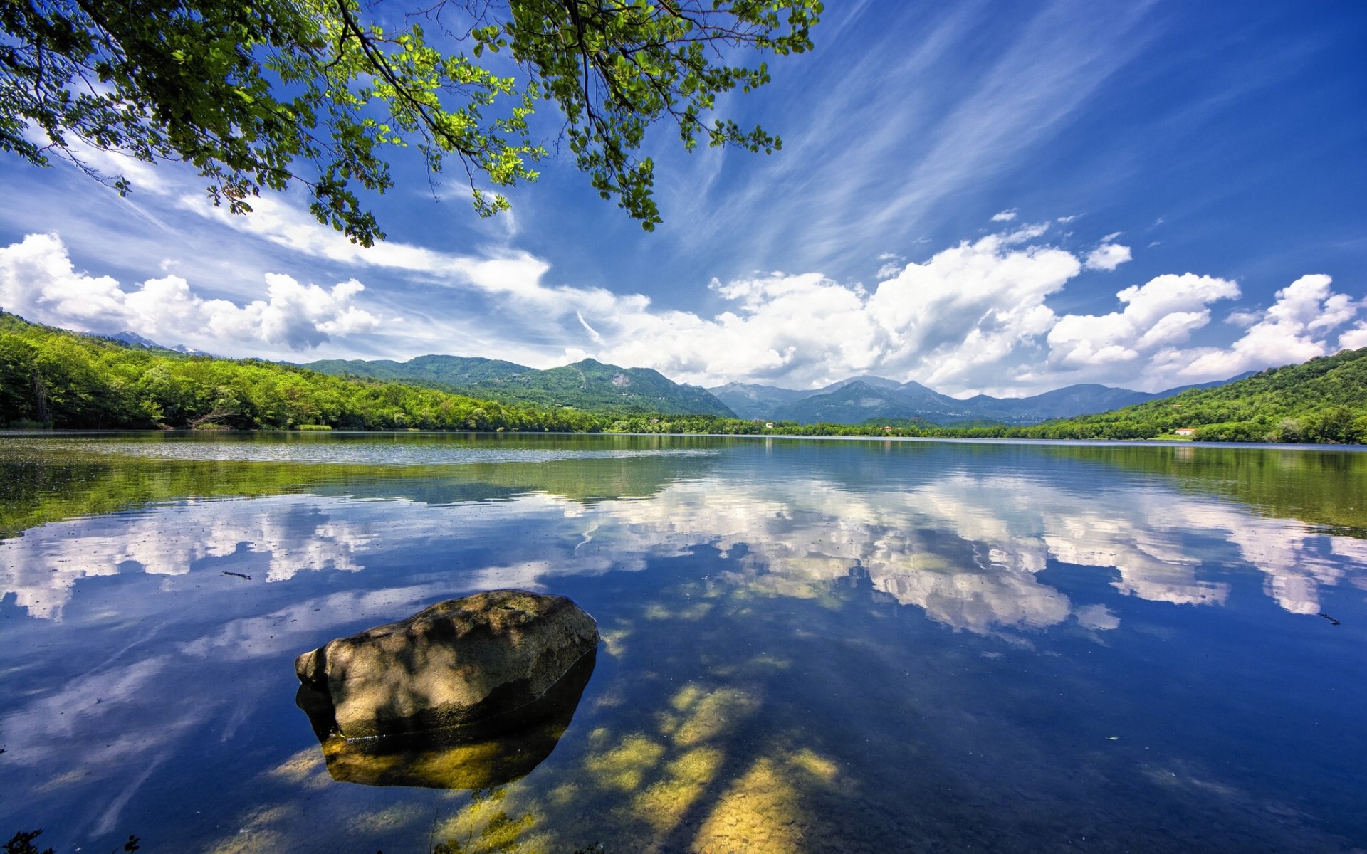 kleiner see avigliana italien see wolken reflexion stein