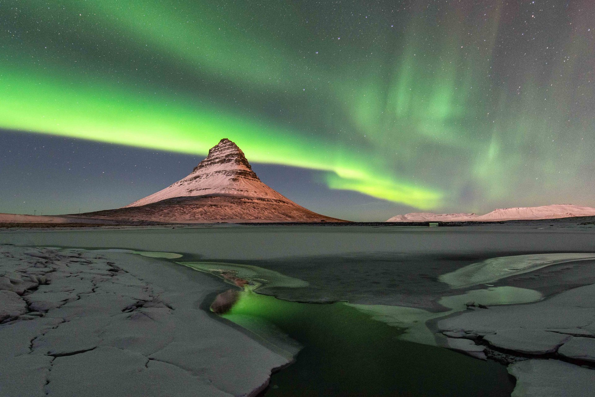 islandia kirkjufell góra niebo zorza polarna noc