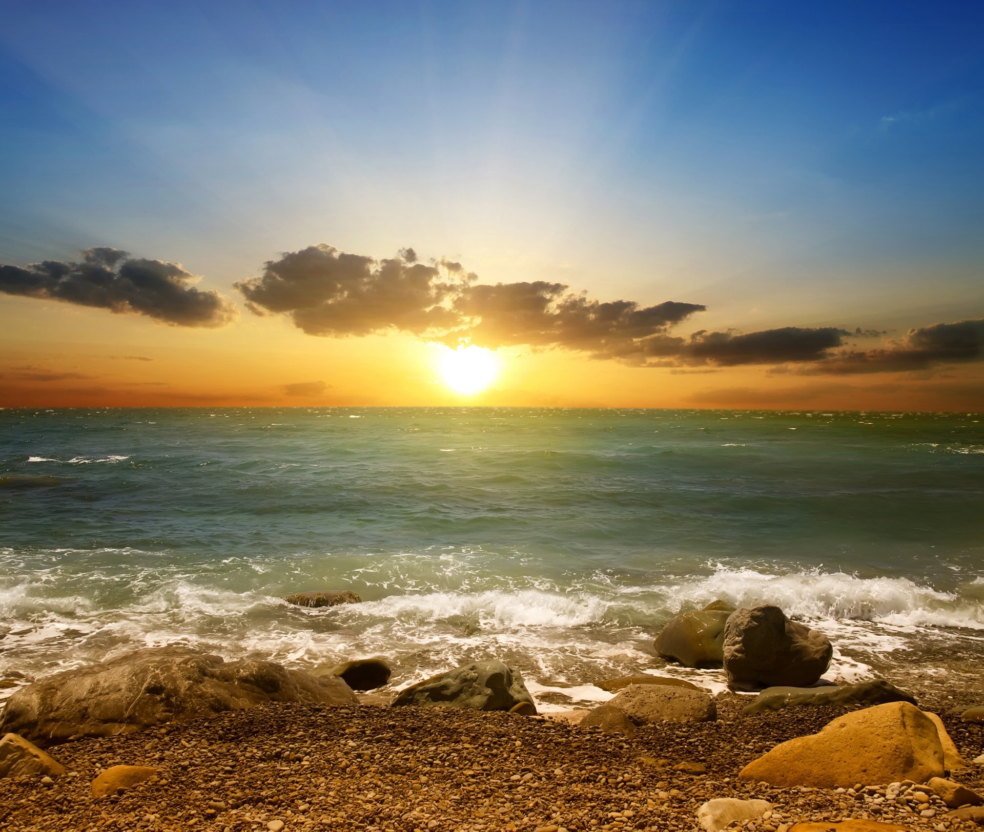 belle scène de coucher de soleil mer sable côte plage ciel nuages nature paysage