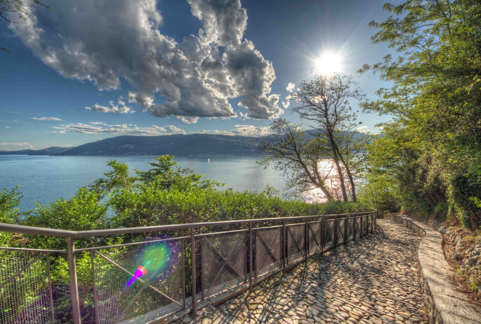 leggiuno varese lombardei italien lago maggiore lago maggiore see gehweg berge bäume