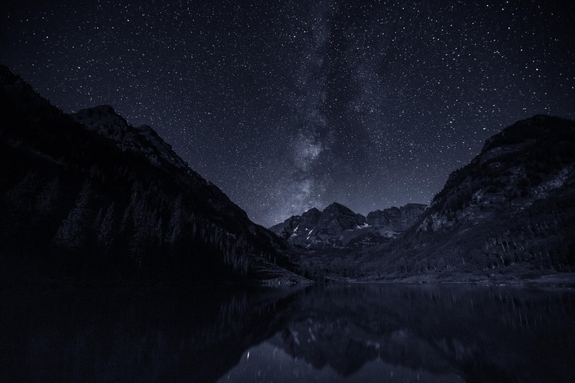 noche montañas cielo vía láctea estrellas lago