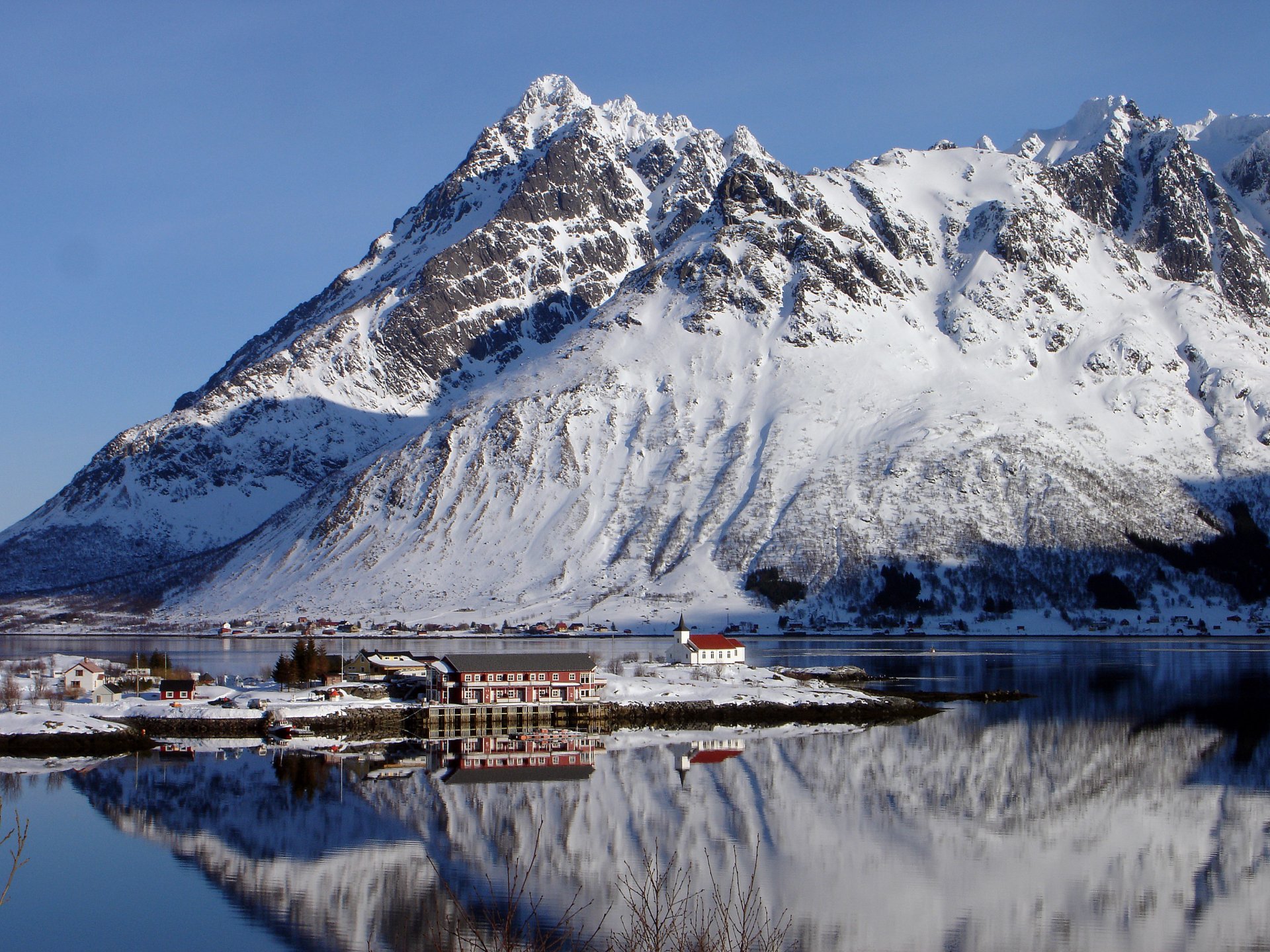 norvegia lofoten montagne neve inverno baia capo case chiesa