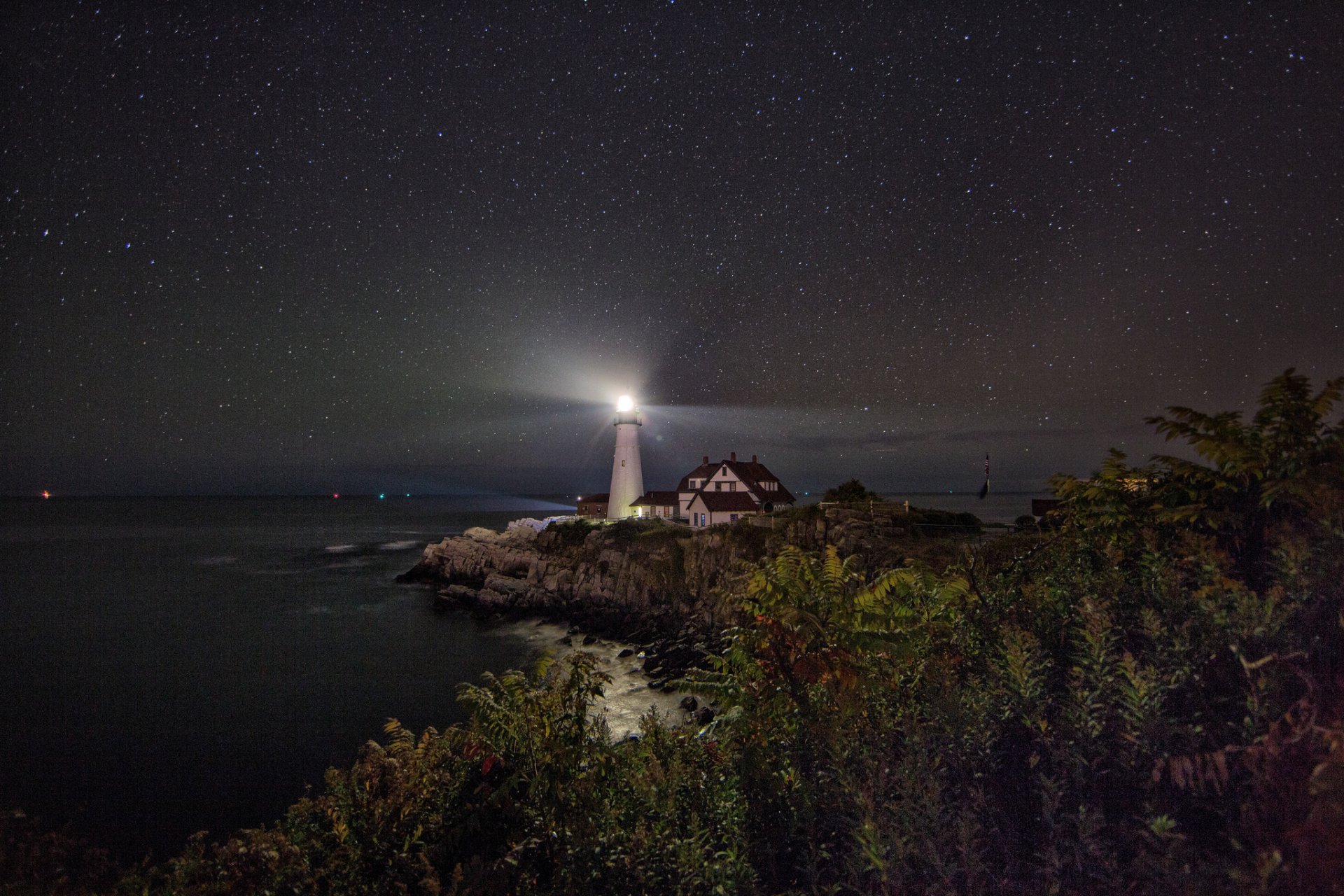 mar noche faro estrellas