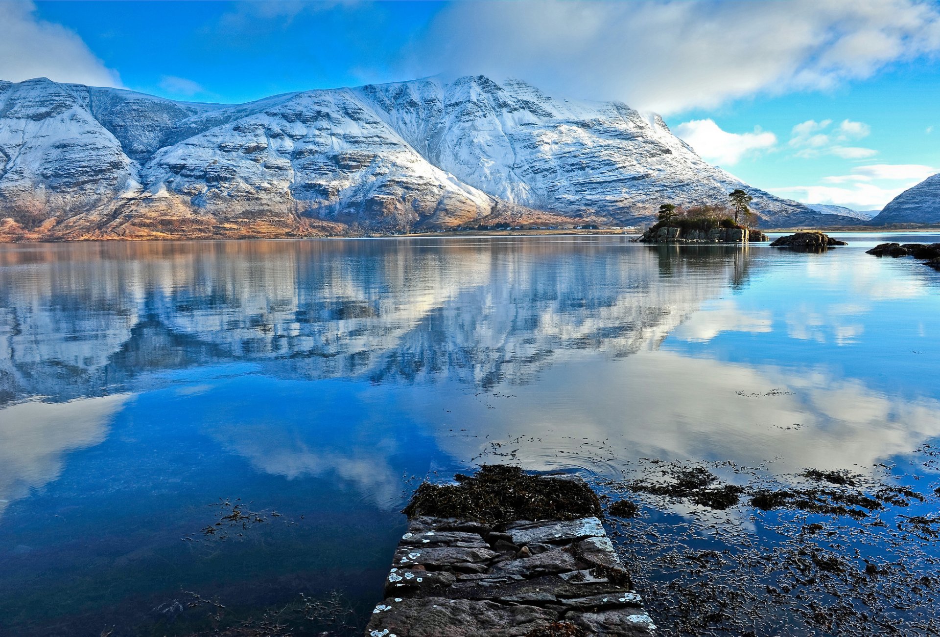 montañas lago reflexión