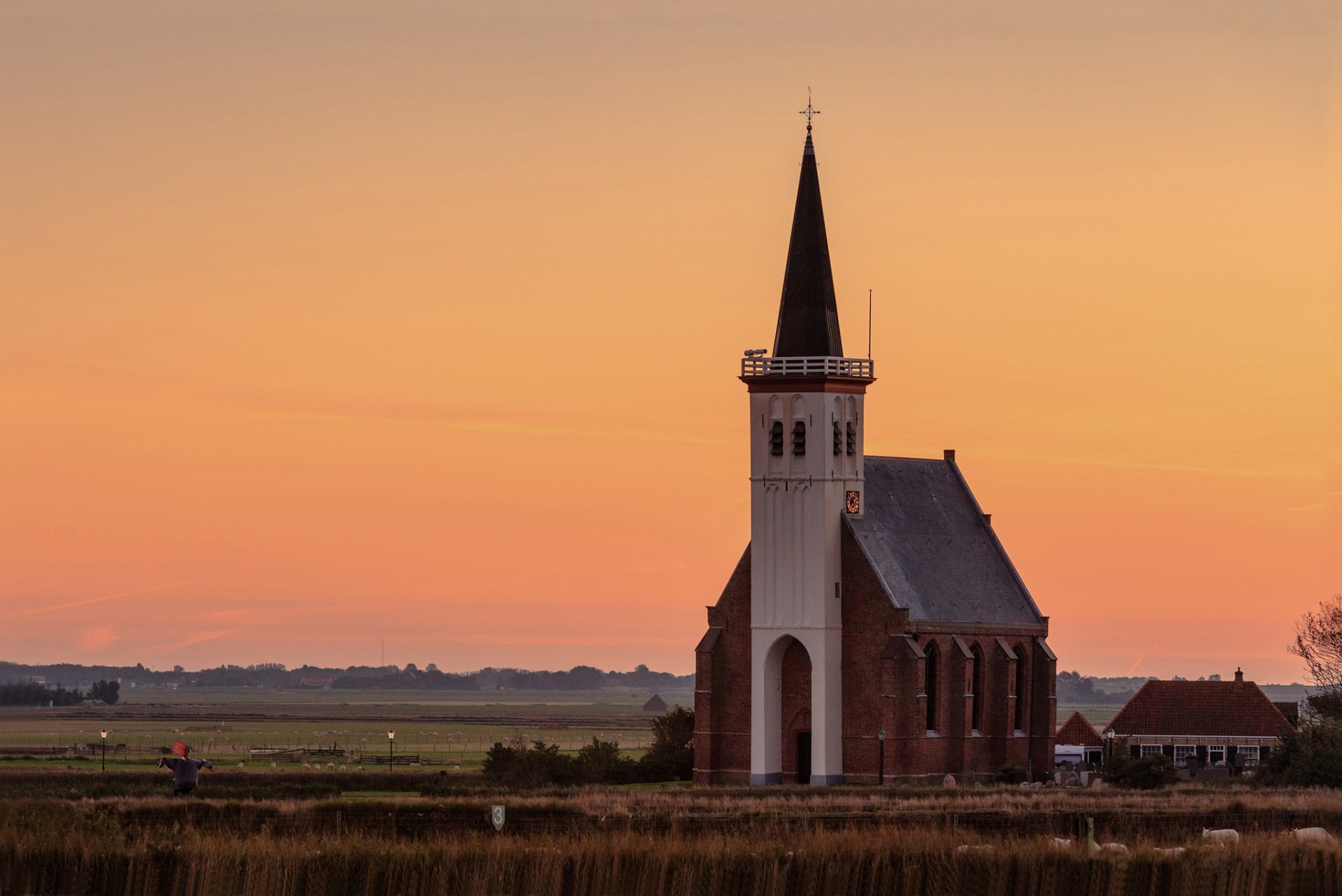 villaggio chiesa campo pascolo sera tramonto