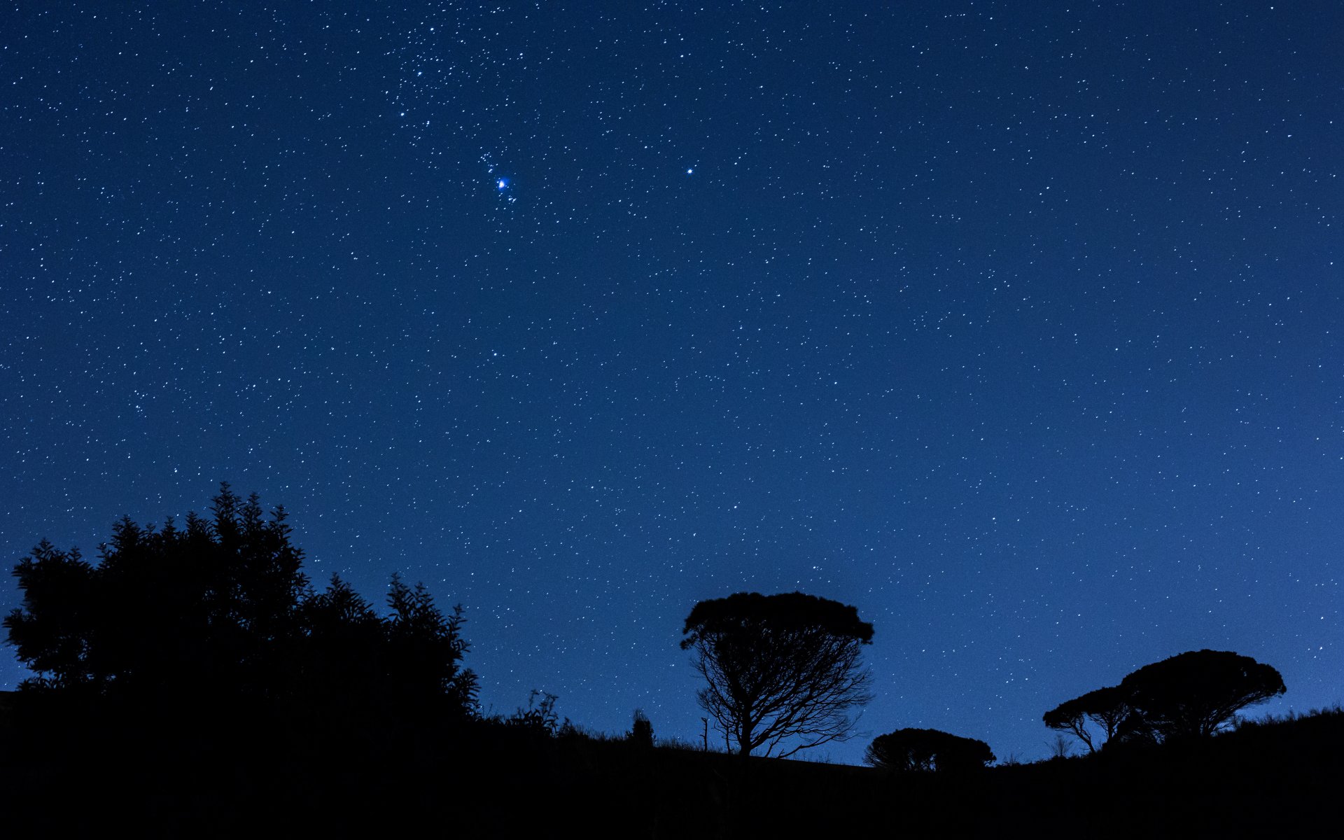 italia noche cielo estrellas montaña silueta