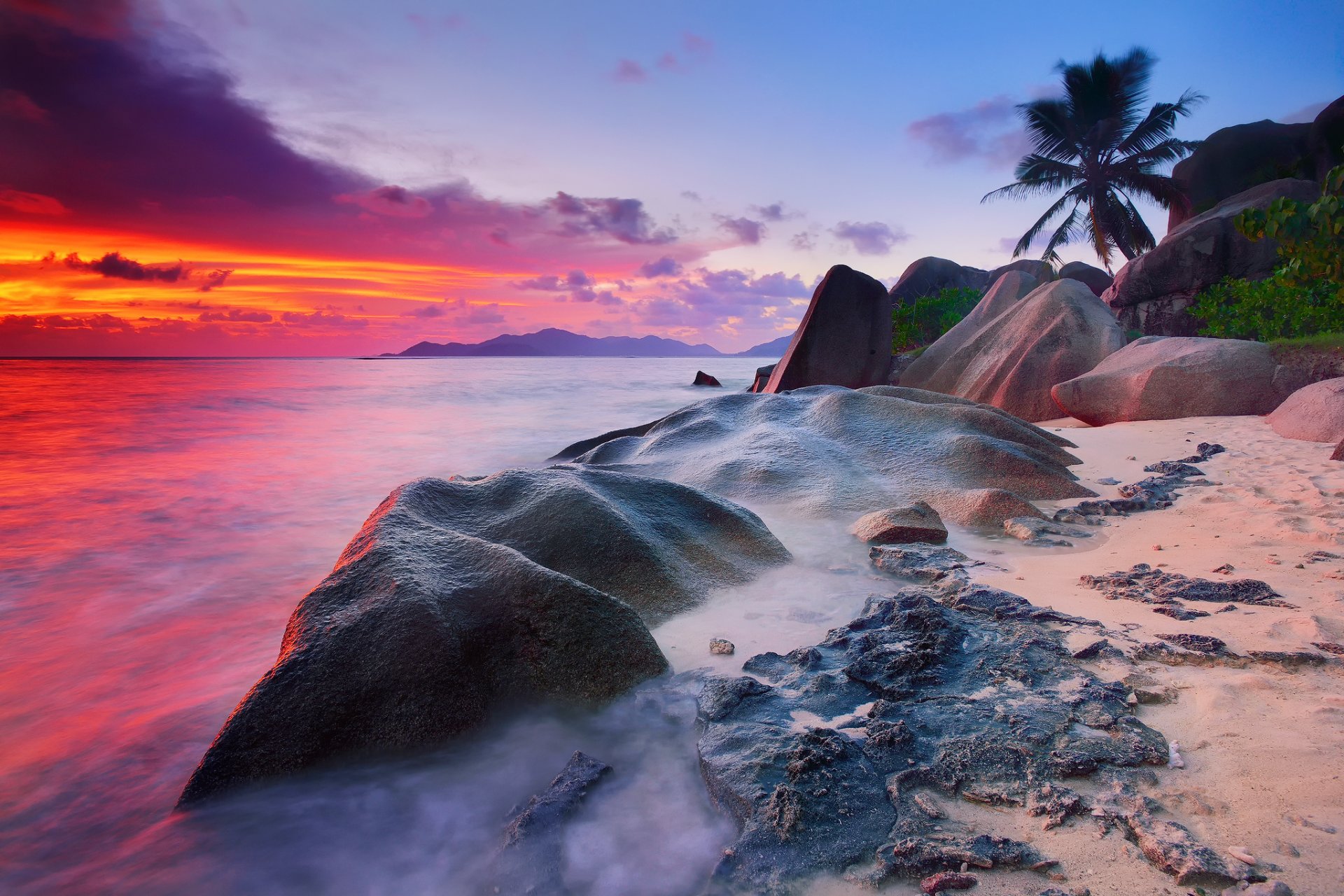 seychellen insel la digue indischer ozean meer wasser auszug steine felsen strand palmen bäume büsche himmel wolken morgen abend