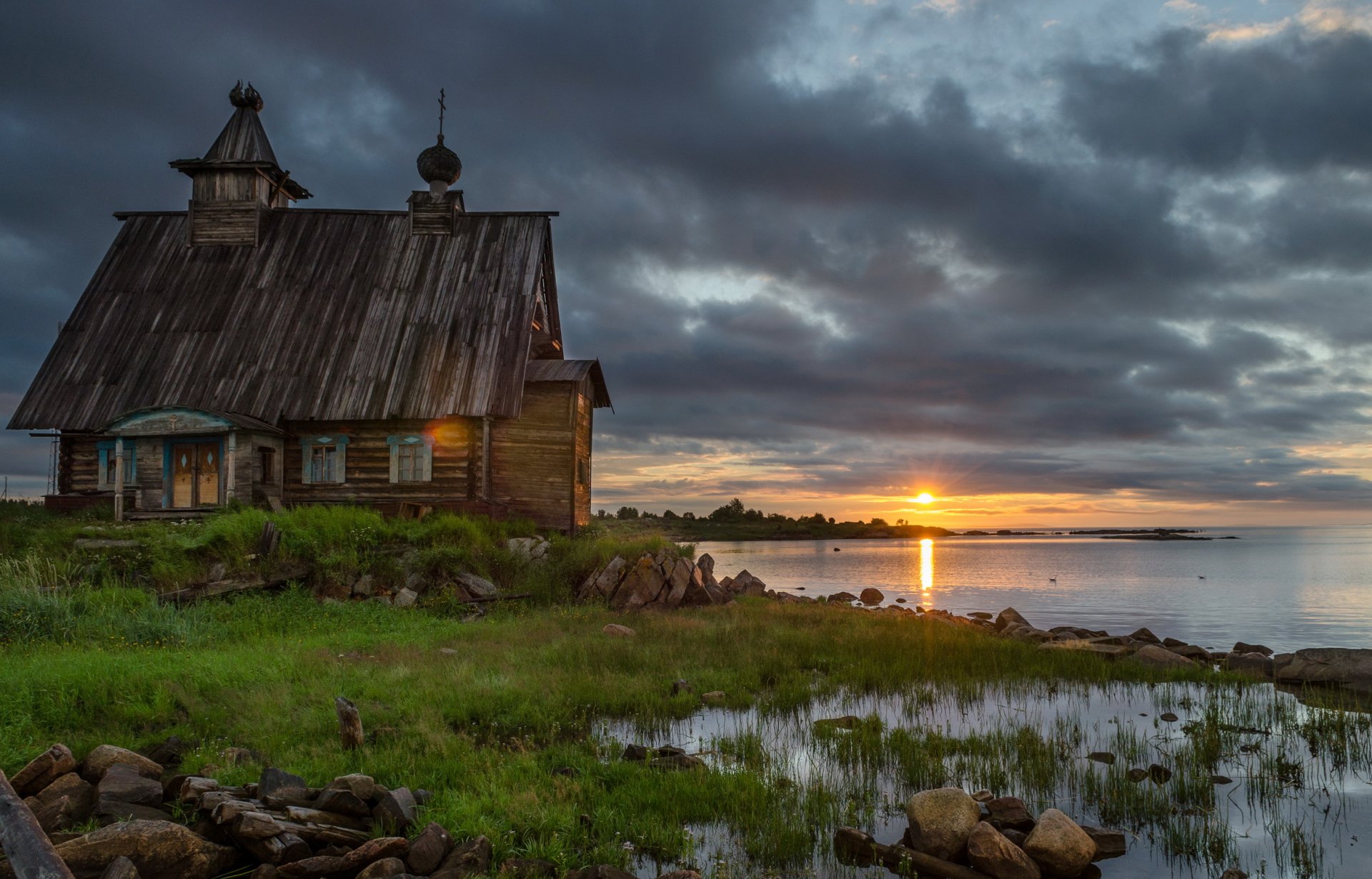 tempio monastero cattedrale alba tramonto solovki nuvole sole legno foto