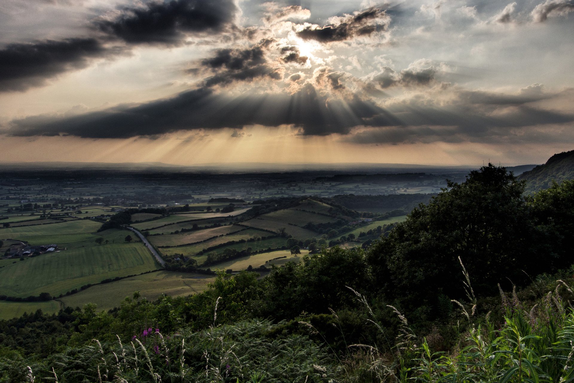 vallée lumière nuages rayons été herbe champs