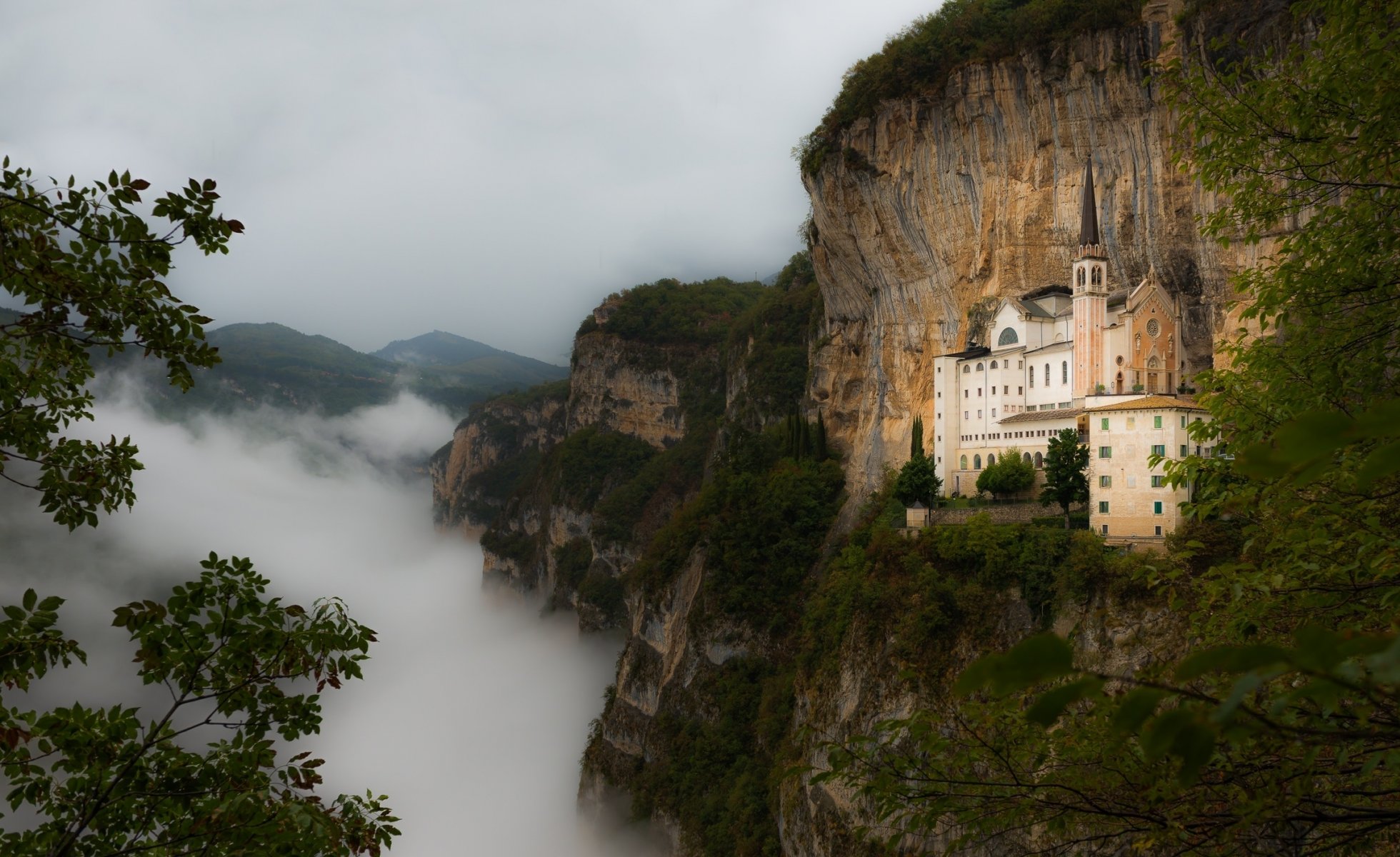 nature château montagnes brouillard feuillage