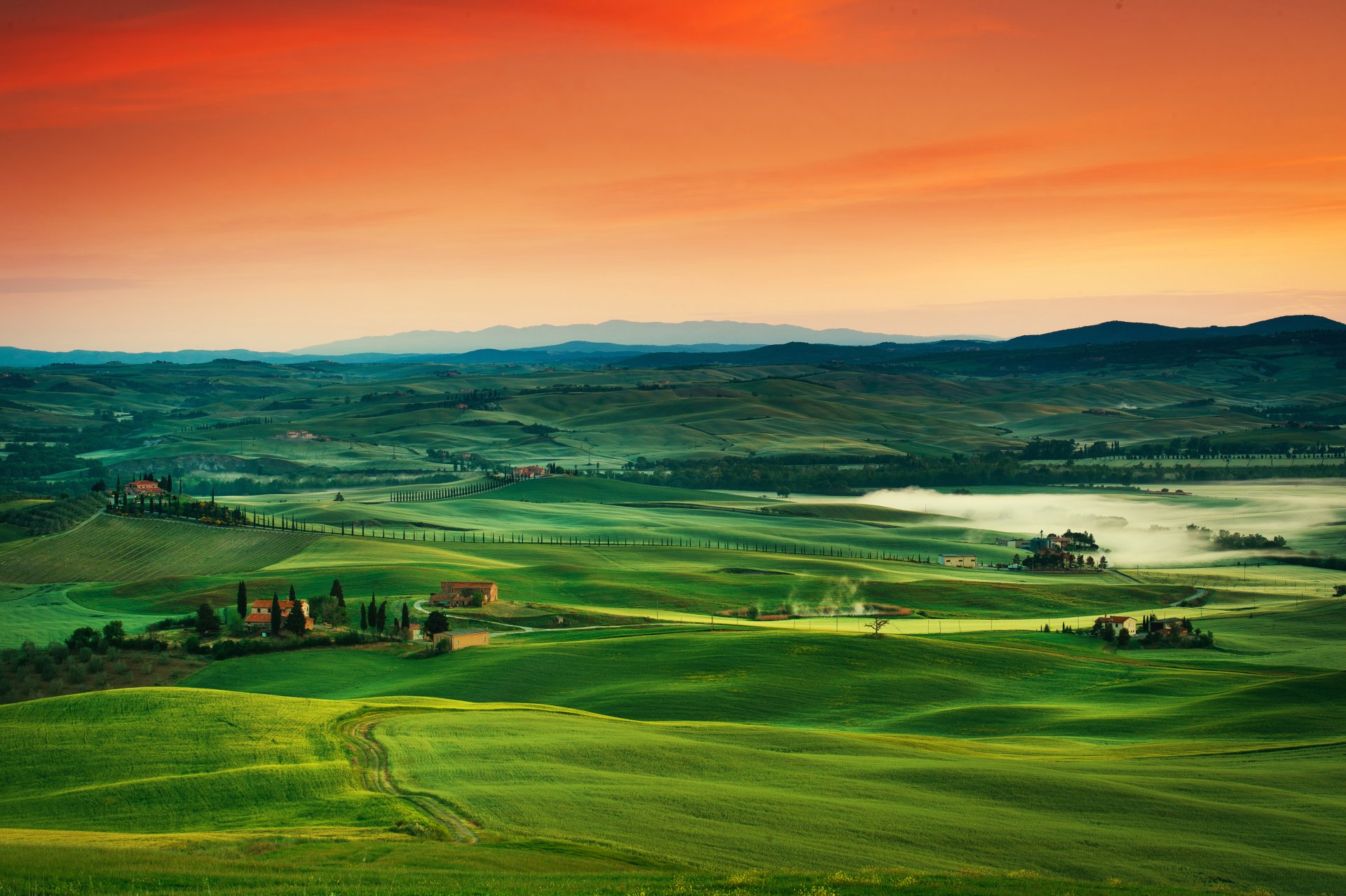 italie toscane ciel coucher de soleil champs maisons route collines montagnes horizon