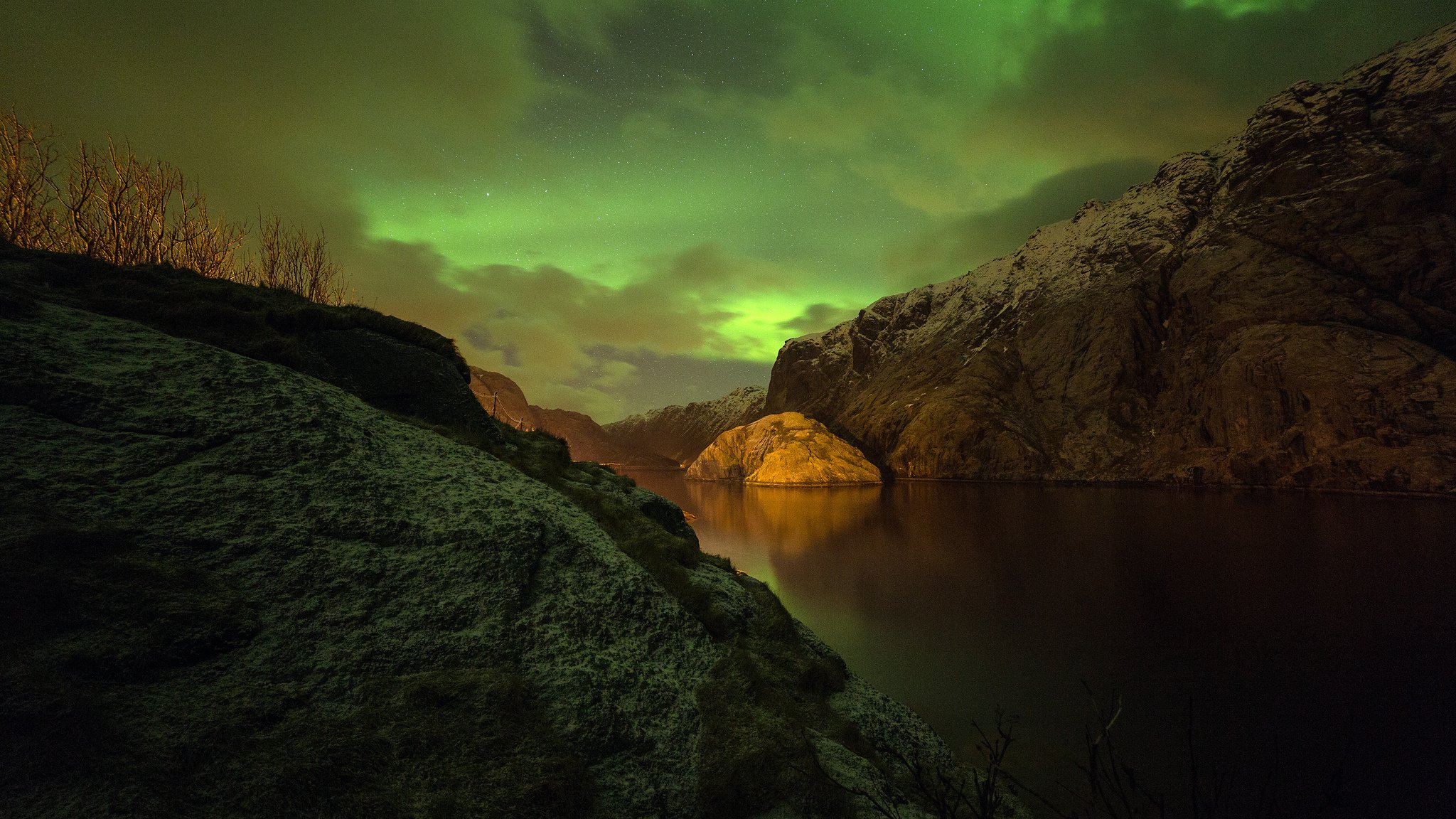 norwegia wyspa brattholme noc zorza polarna