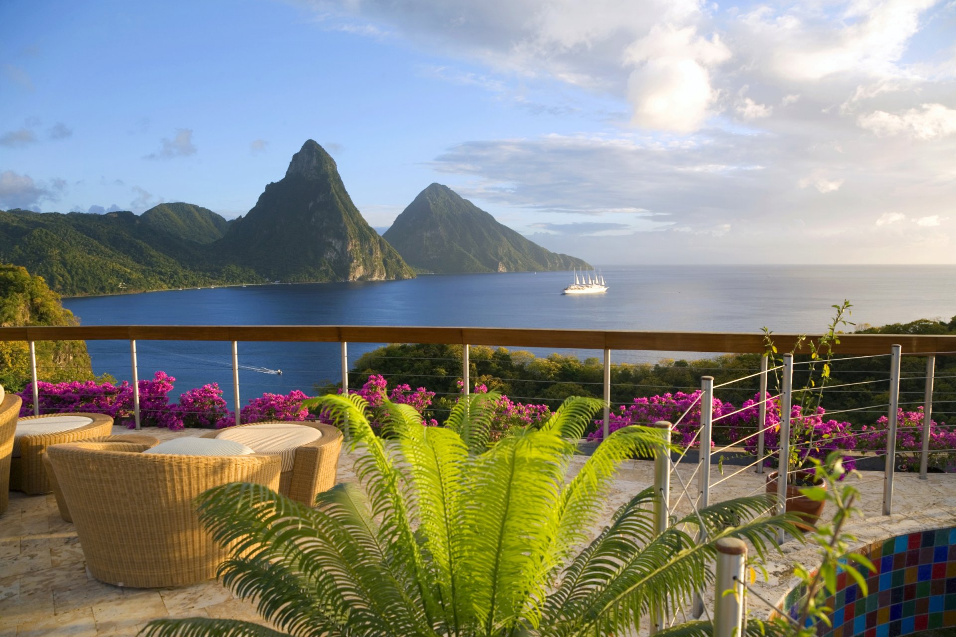 îles montagnes mer océan voilier terrasse fauteuils