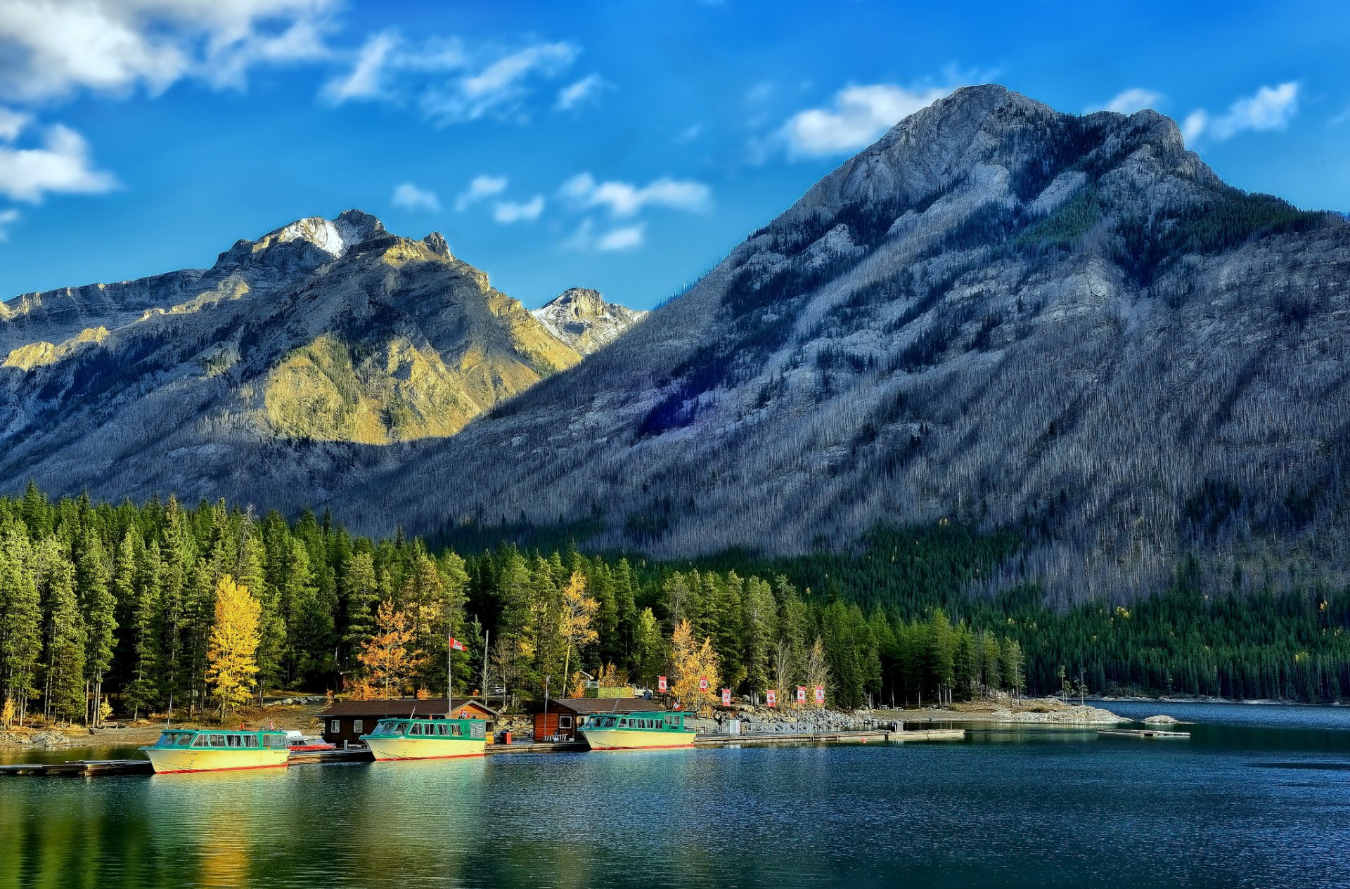 minnewanka montañas rocosas canadienses parque nacional banff alberta canadá lago minnewanka banff montañas rocosas canadienses muelle barcos bosque