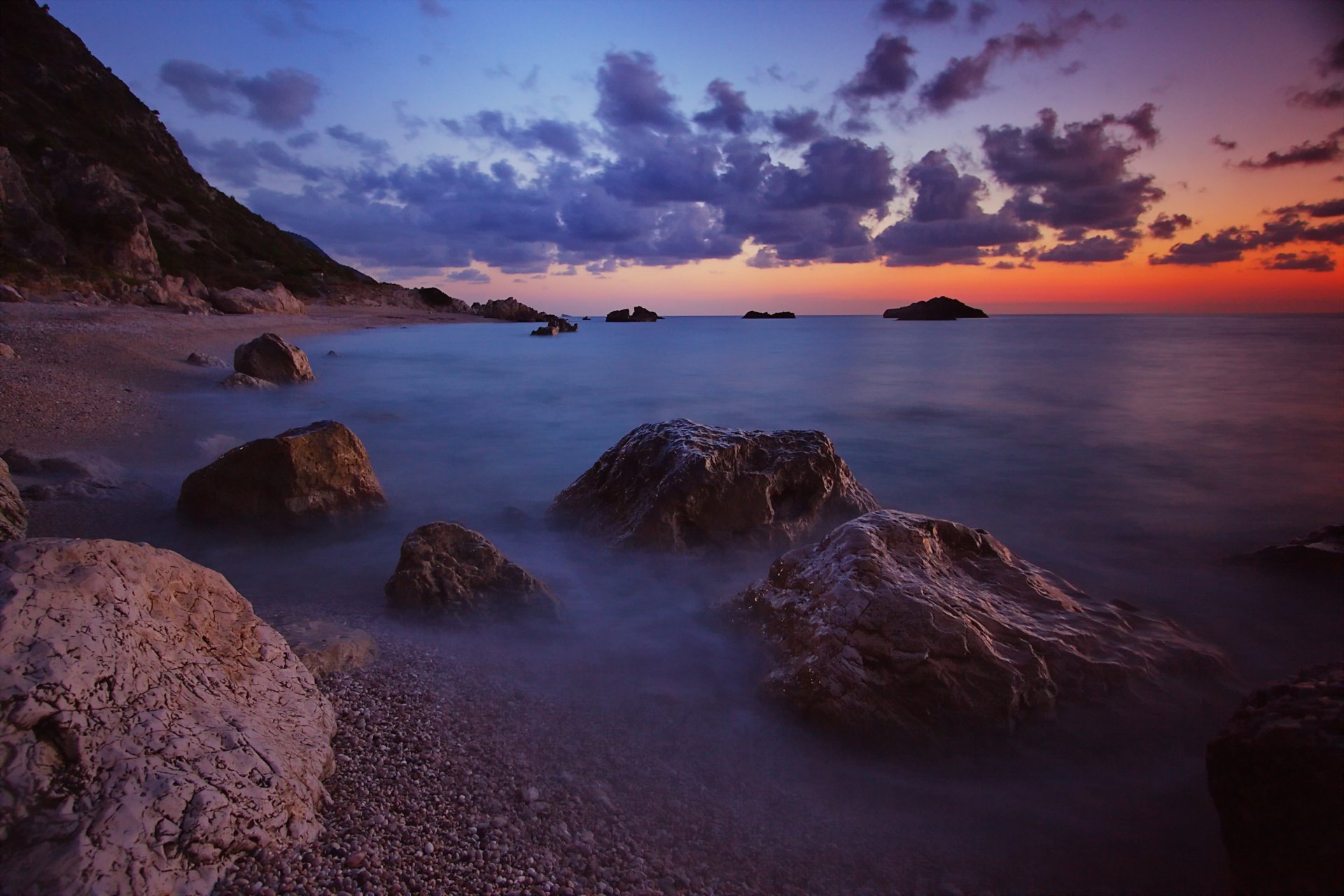 tarde mar olas costa piedras cielo nubes horizonte puesta de sol