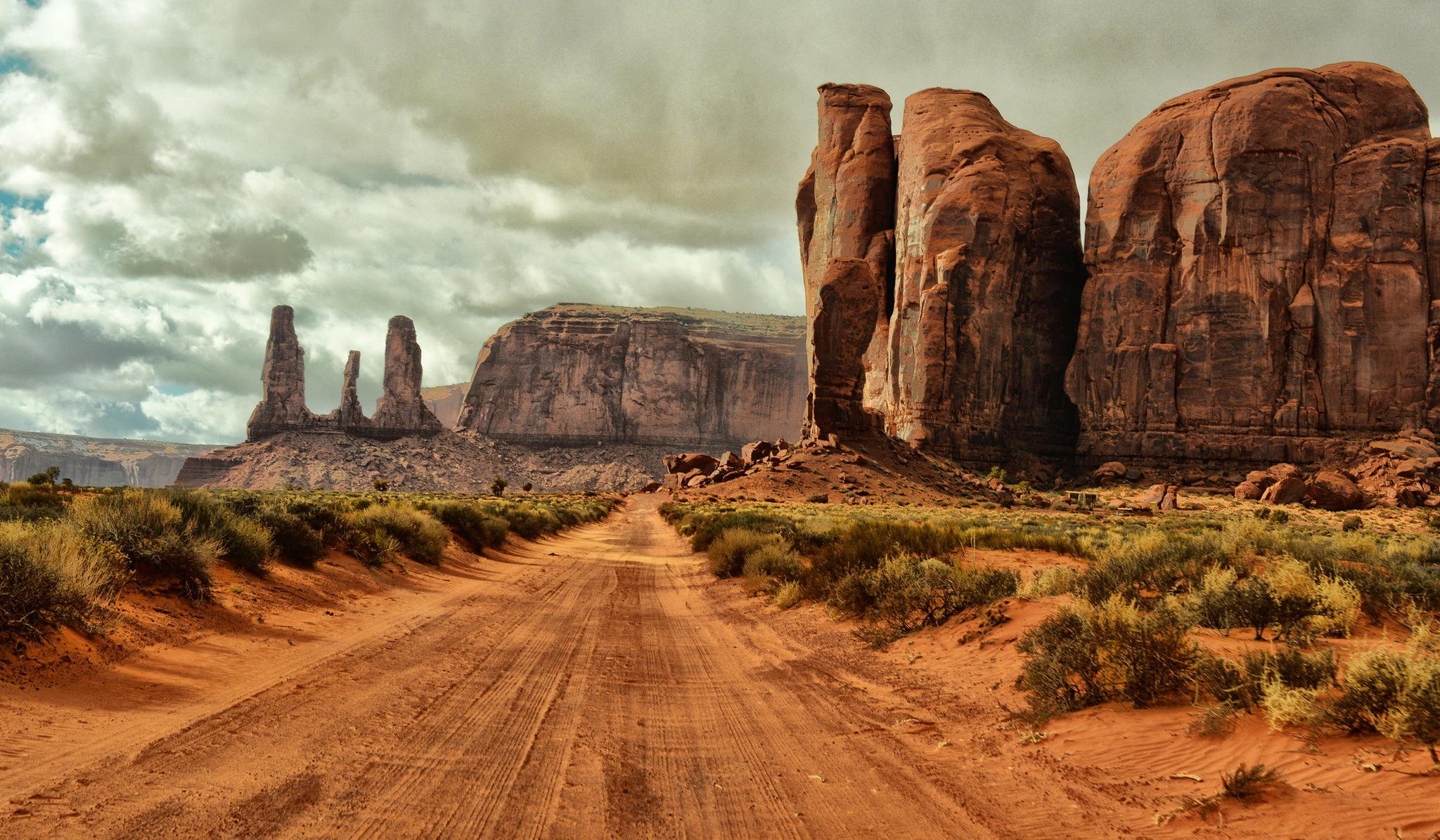 arizona valle del monumento estados unidos valle del monumento carretera suelo arena rocas arbustos nubes