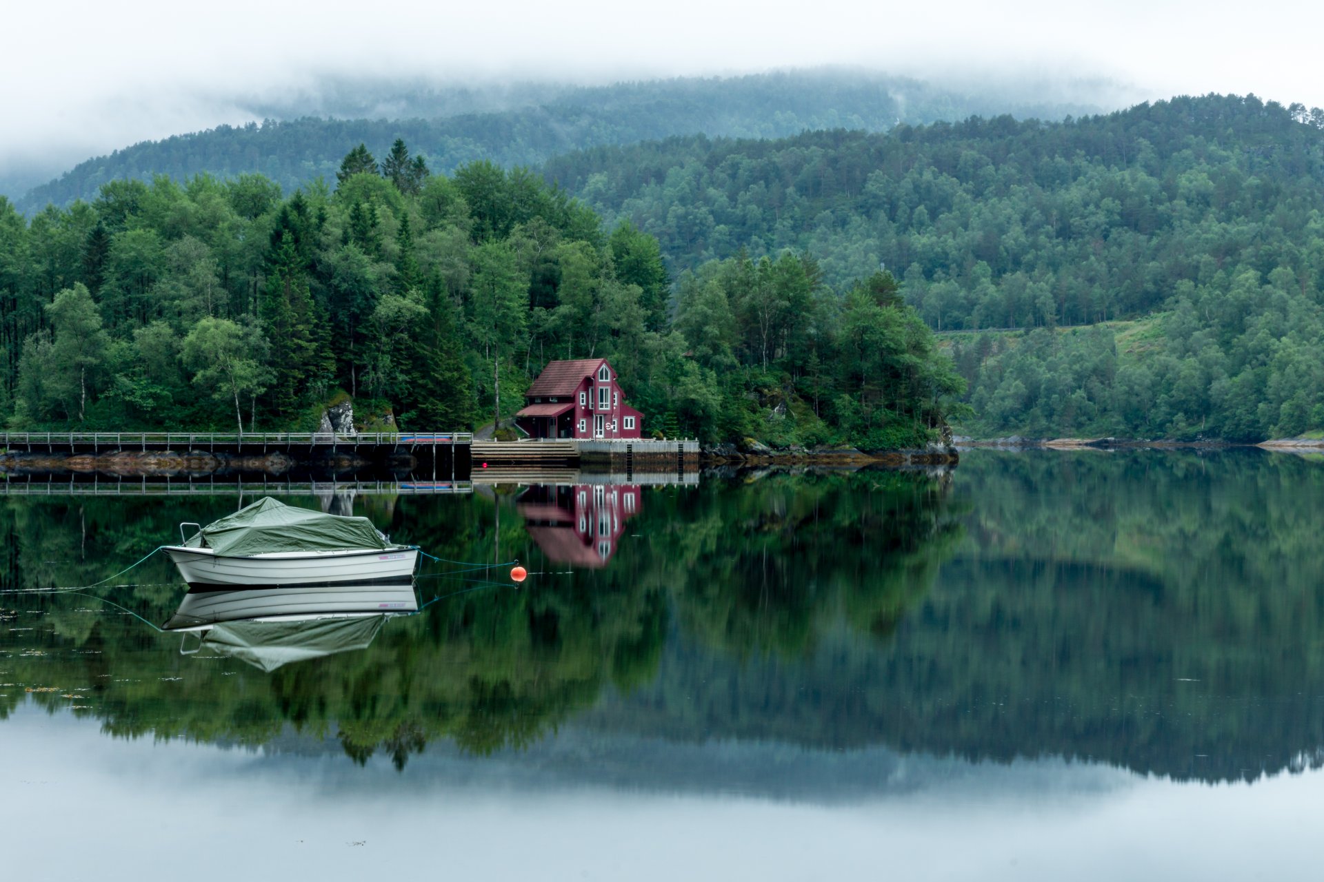 paesaggio lago foresta alberi casa barca nebbia