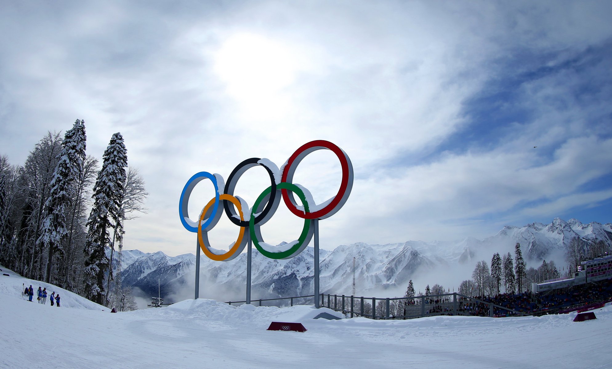 pierścienie olimpijskie zima śnieg góry drzewa soczi 2014 rosja kompleks laura