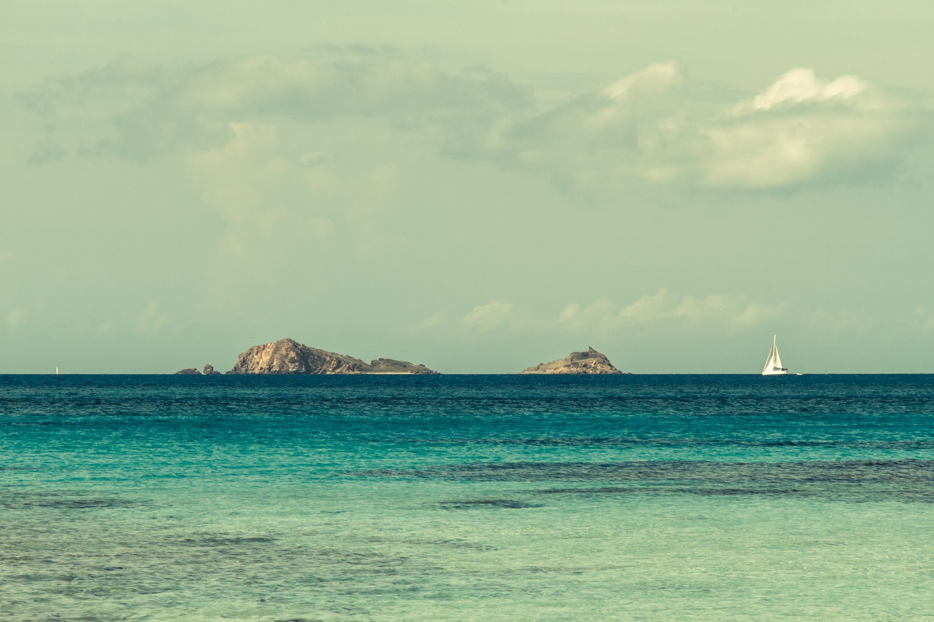 mer vagues yacht voile îles horizon ciel. nuages