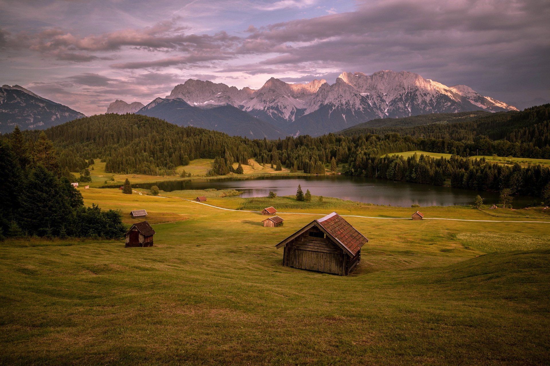 campo montañas lago casas paisaje