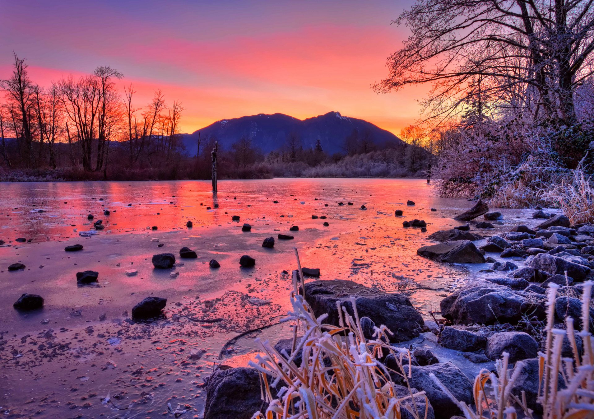 fiume montagne tramonto pietre inverno alberi