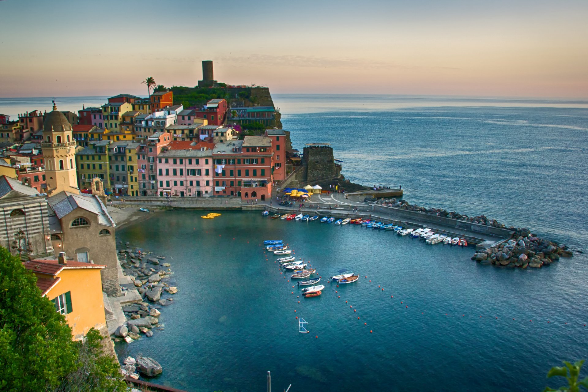 vernazza cinque terre italien ligurisches meer cinque terre meer küste bucht boote gebäude stadt landschaft