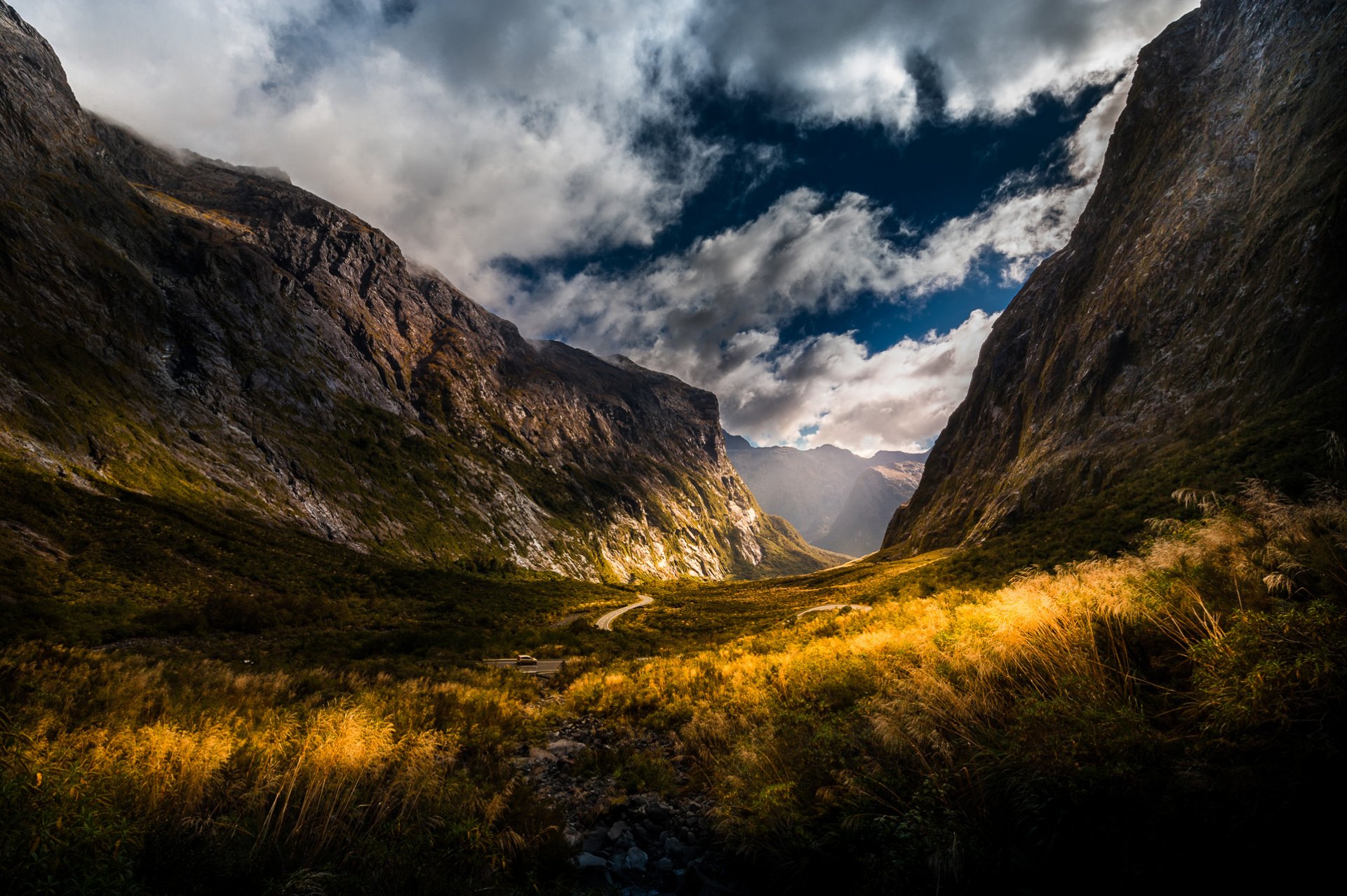 montagnes route nuages