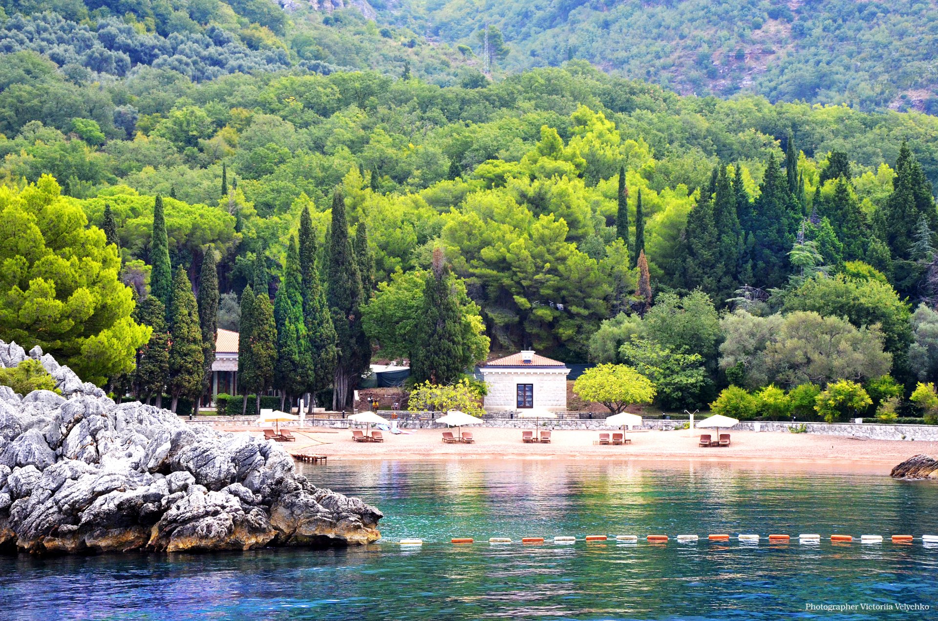 mar playa rozl montenegro niza árboles verde mountins montañas budva cielo real privado rocas piedras agua esmeralda sol caparis karsota estado de ánimo paisaje verano en el extranjero turquía