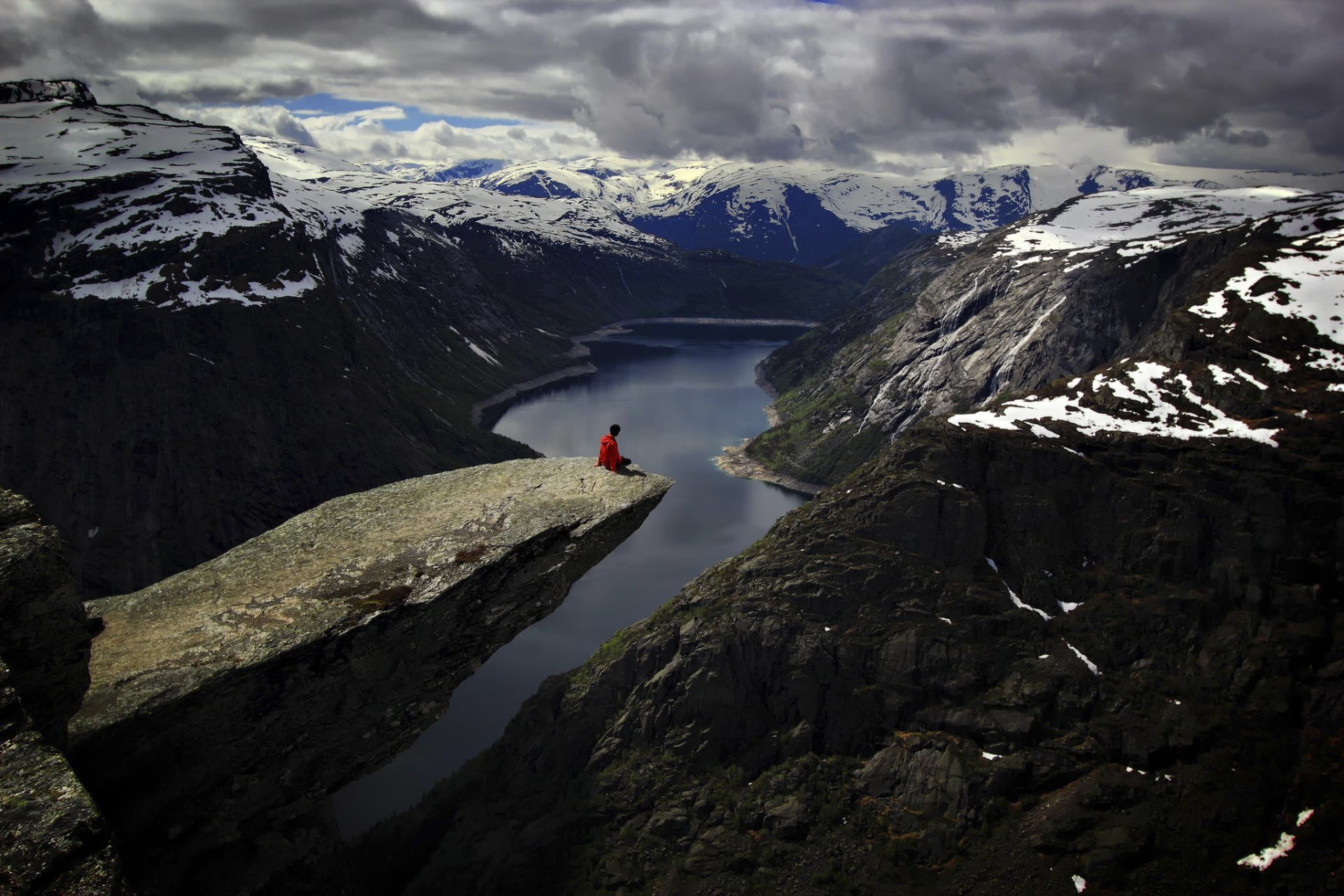 trolltunga stone ledge norway view