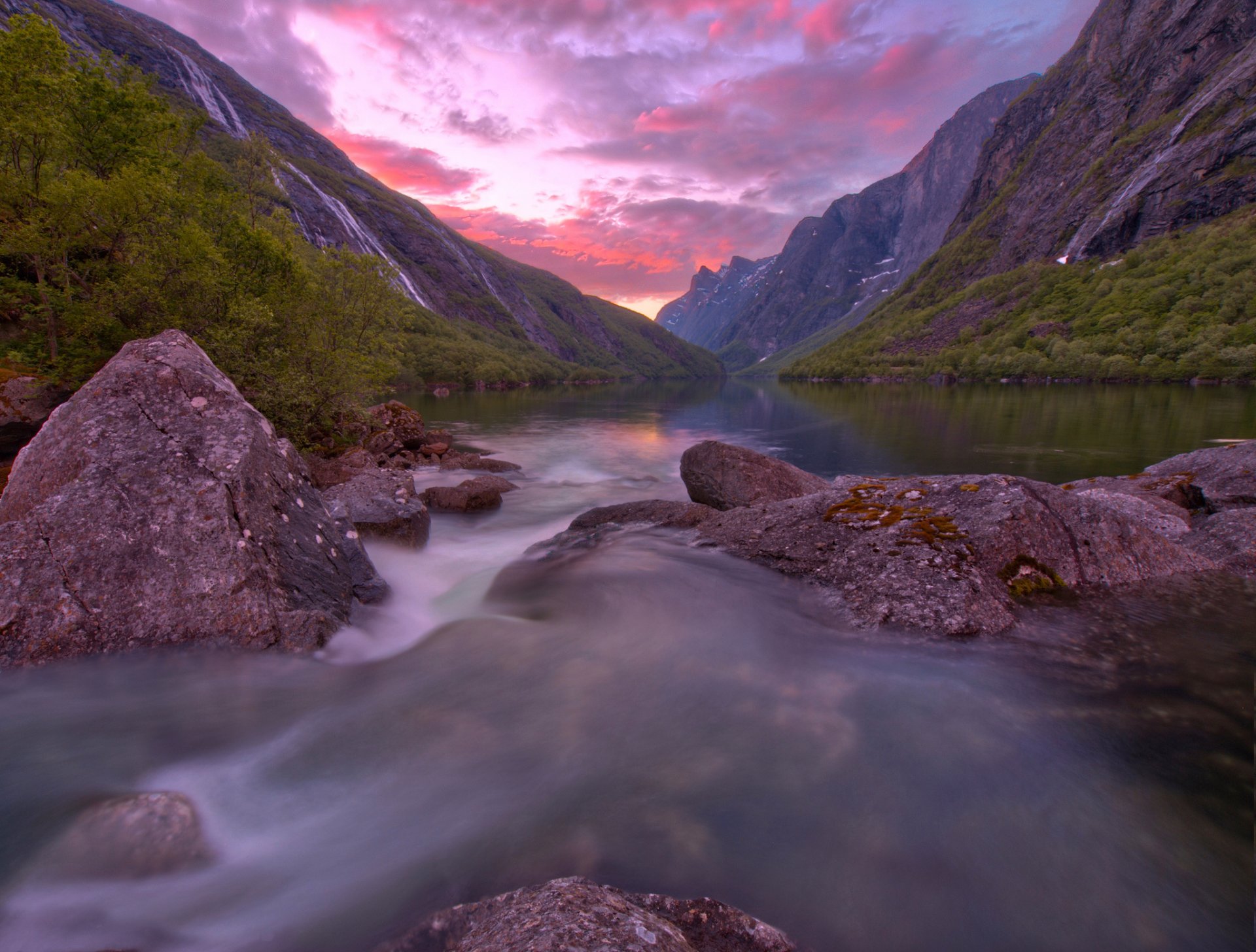 norvège lac montagnes pierres