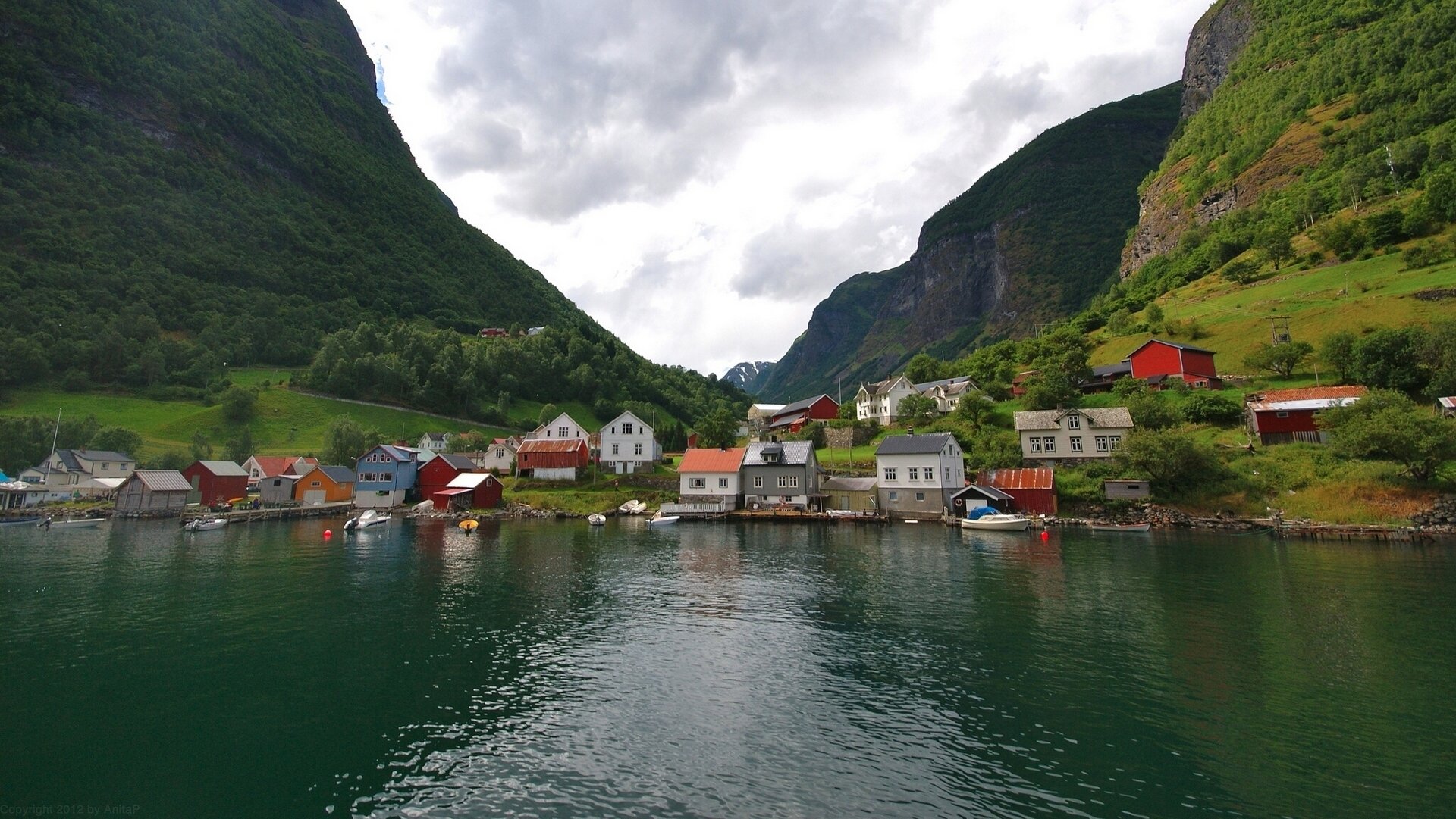 undredal noruega fiordo montañas casas pueblo