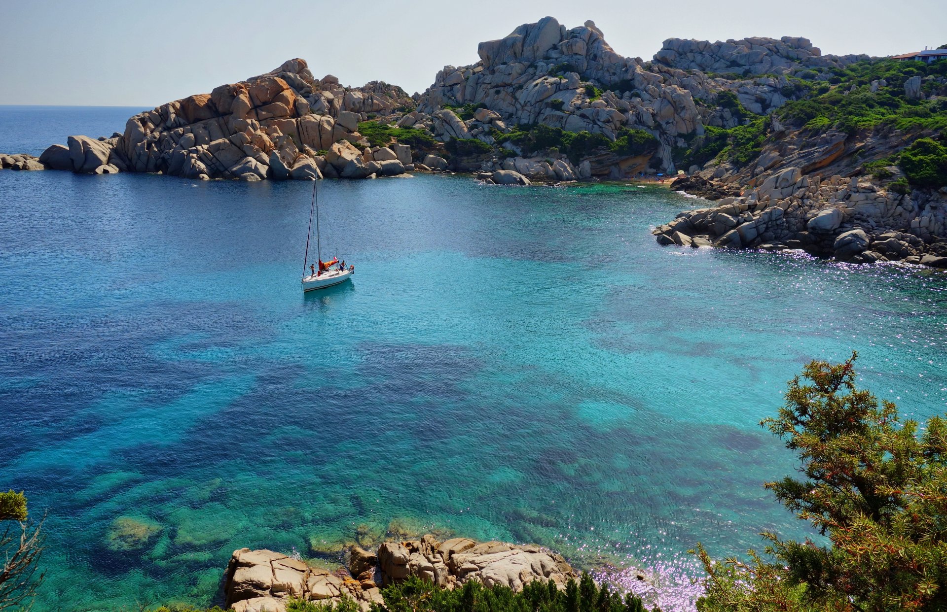 meer bucht yacht küste felsen vegetation cala spinosa italien