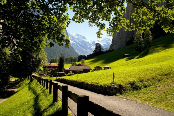 Der Weg zum Bergdorf mit Feldern