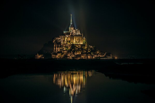 Bel éclairage de la forteresse sur l île du Mont-Saint-Michel en France