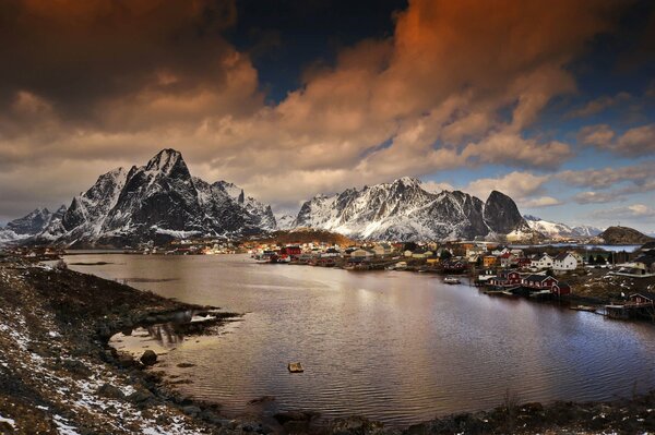 Vista sulla baia, villaggio e montagne in Norvegia