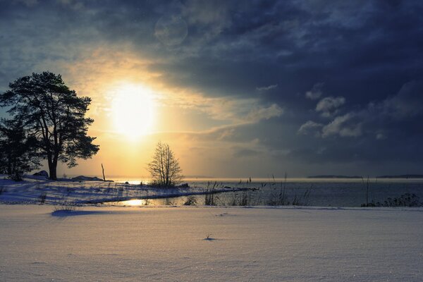 Sonnenuntergang am See im Winter