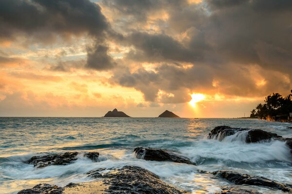 Schöner Sonnenaufgang auf Hawaii, am Meer