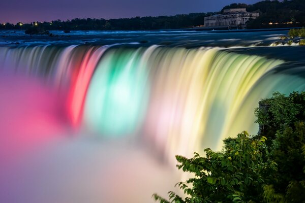 Wasserfall mit Nebel und buntem Wasser